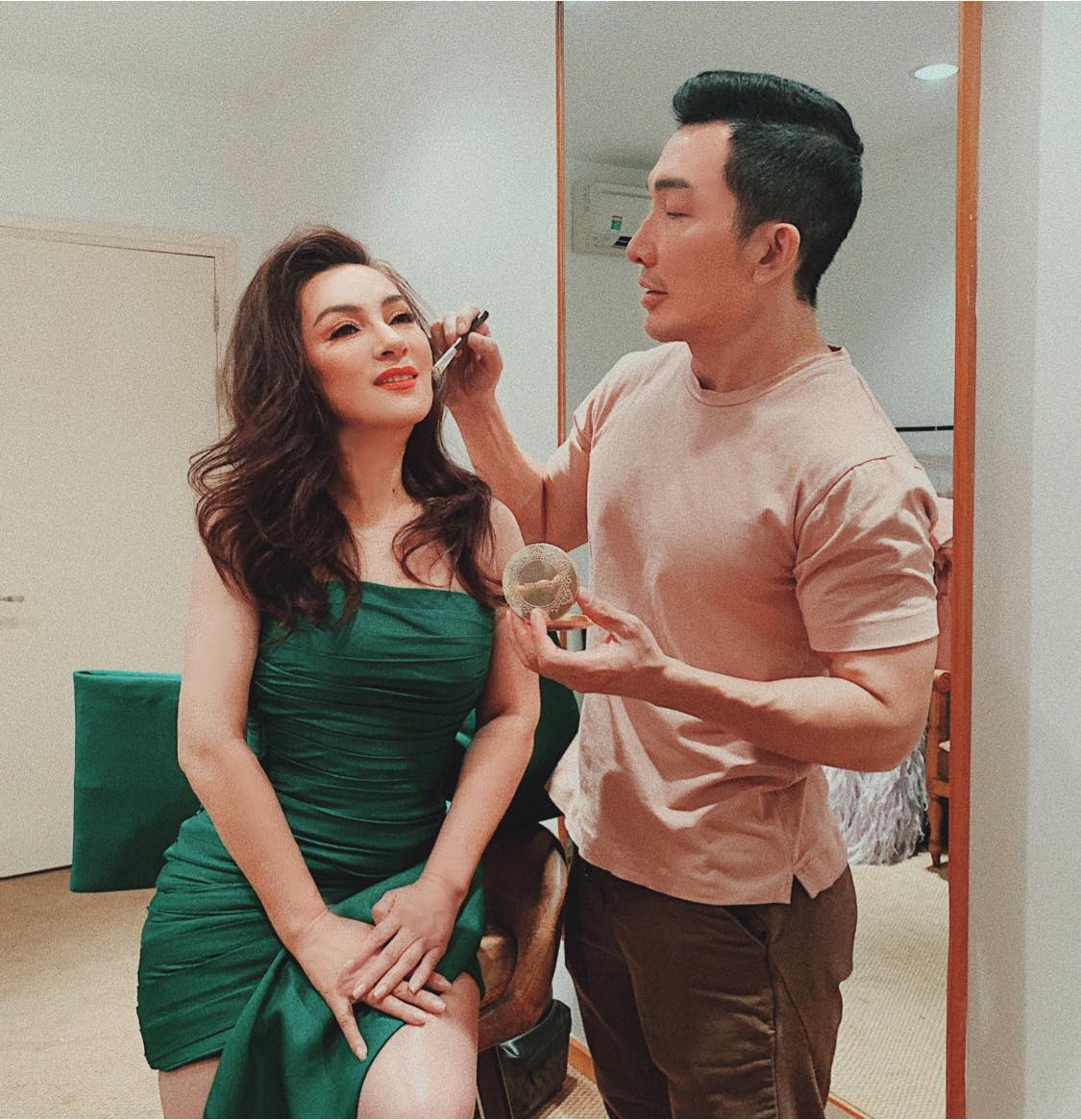 Khi biết tin Phi Nhung qua đời ngày 28/9 vì COVID-19, Nhật Bình sốc. Anh viết trên trang cá nhân: "Sao hứa với tui là về già hai đứa sống chung nhà mà".