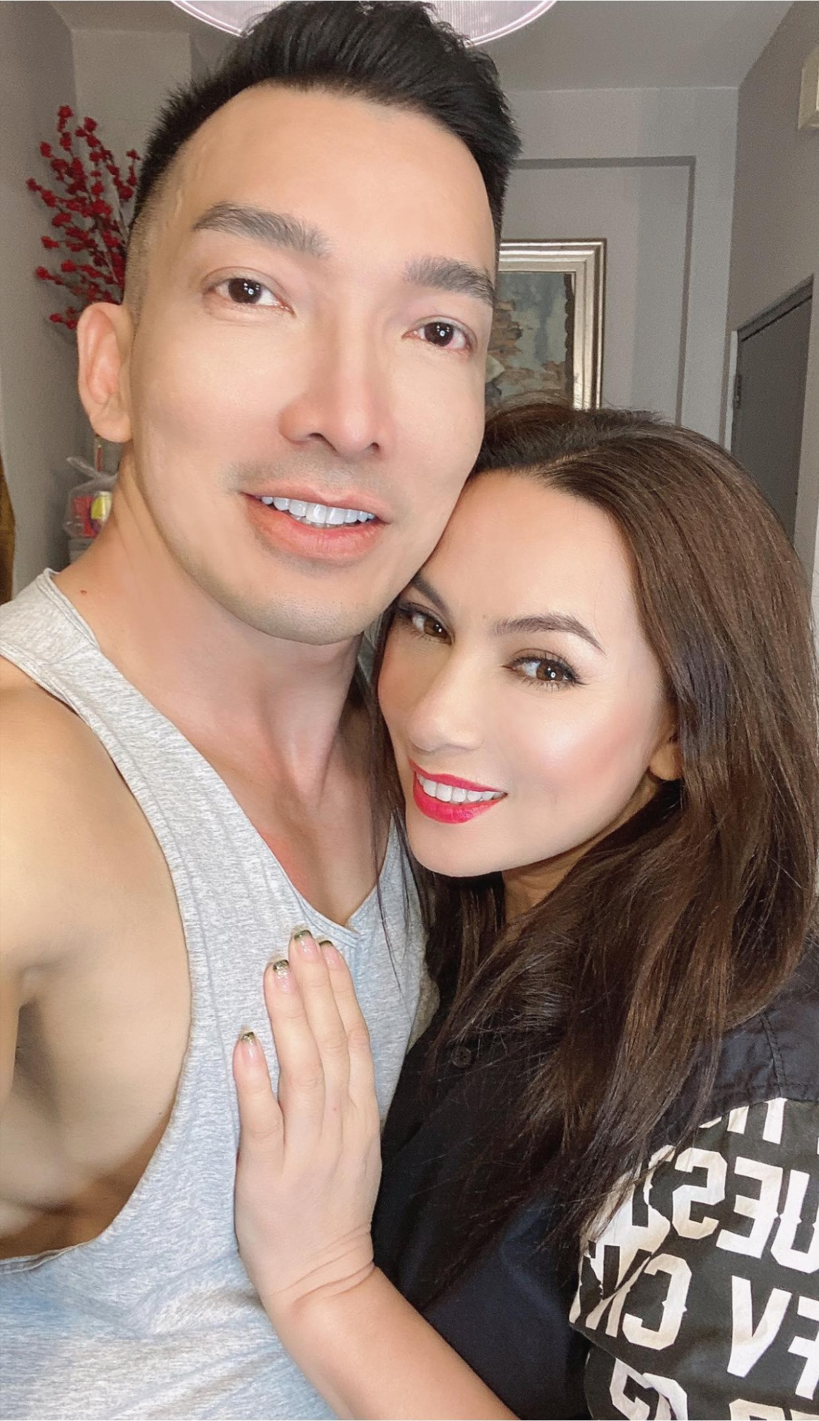 Sáng 29/9 (giờ Việt Nam), con gái Phi Nhung Wendy Phạm cùng người thân và đồng nghiệp tổ chức lễ cầu siêu cho ca sĩ Phi Nhung ở tịnh Xá Giác An tại Mỹ.