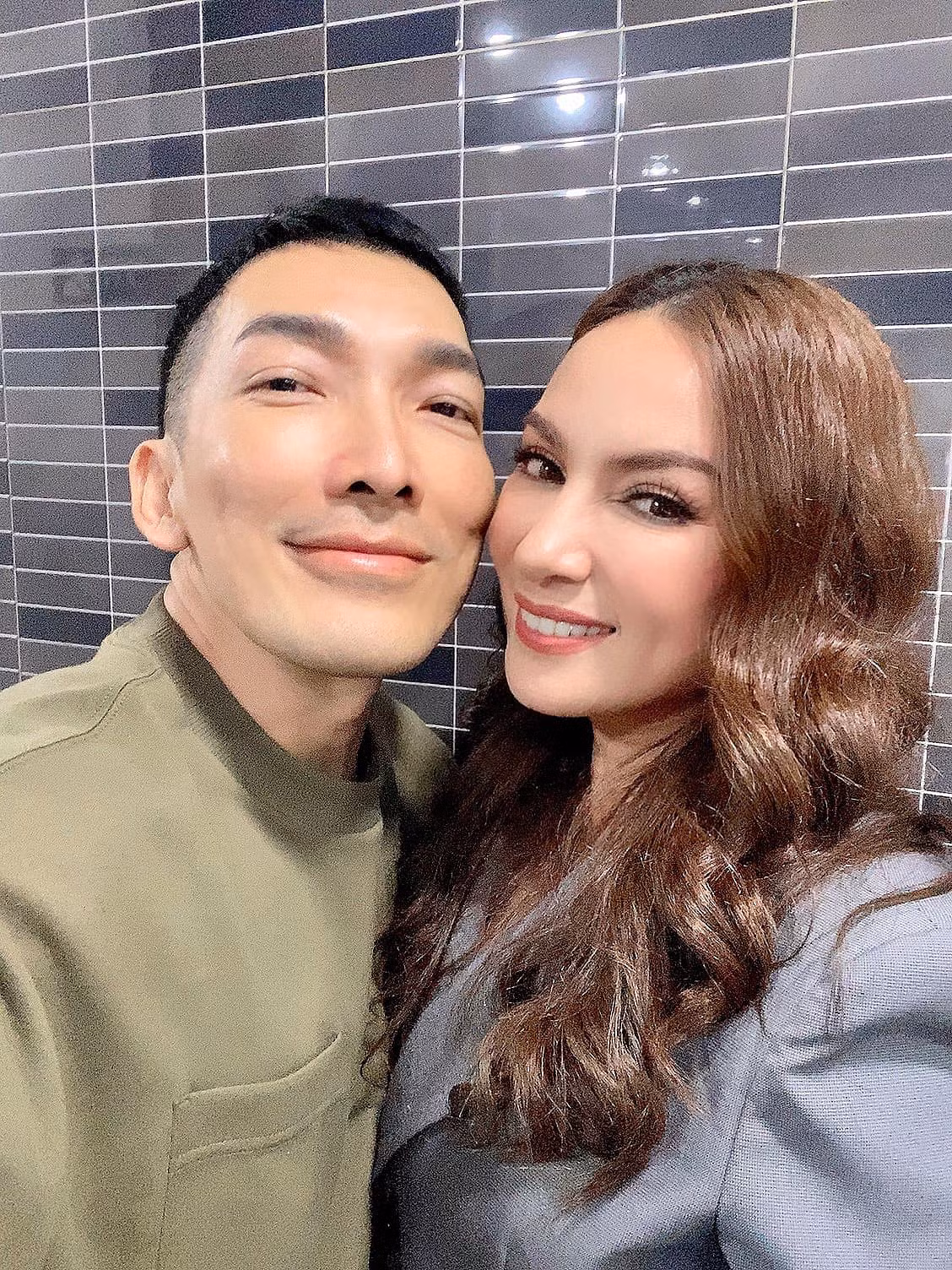 Nhật Bình và Phi Nhung có mối quan hệ thân thiết. Anh là chuyên gia trang điểm cho Phi Nhung và loạt nghệ sĩ nổi tiếng.