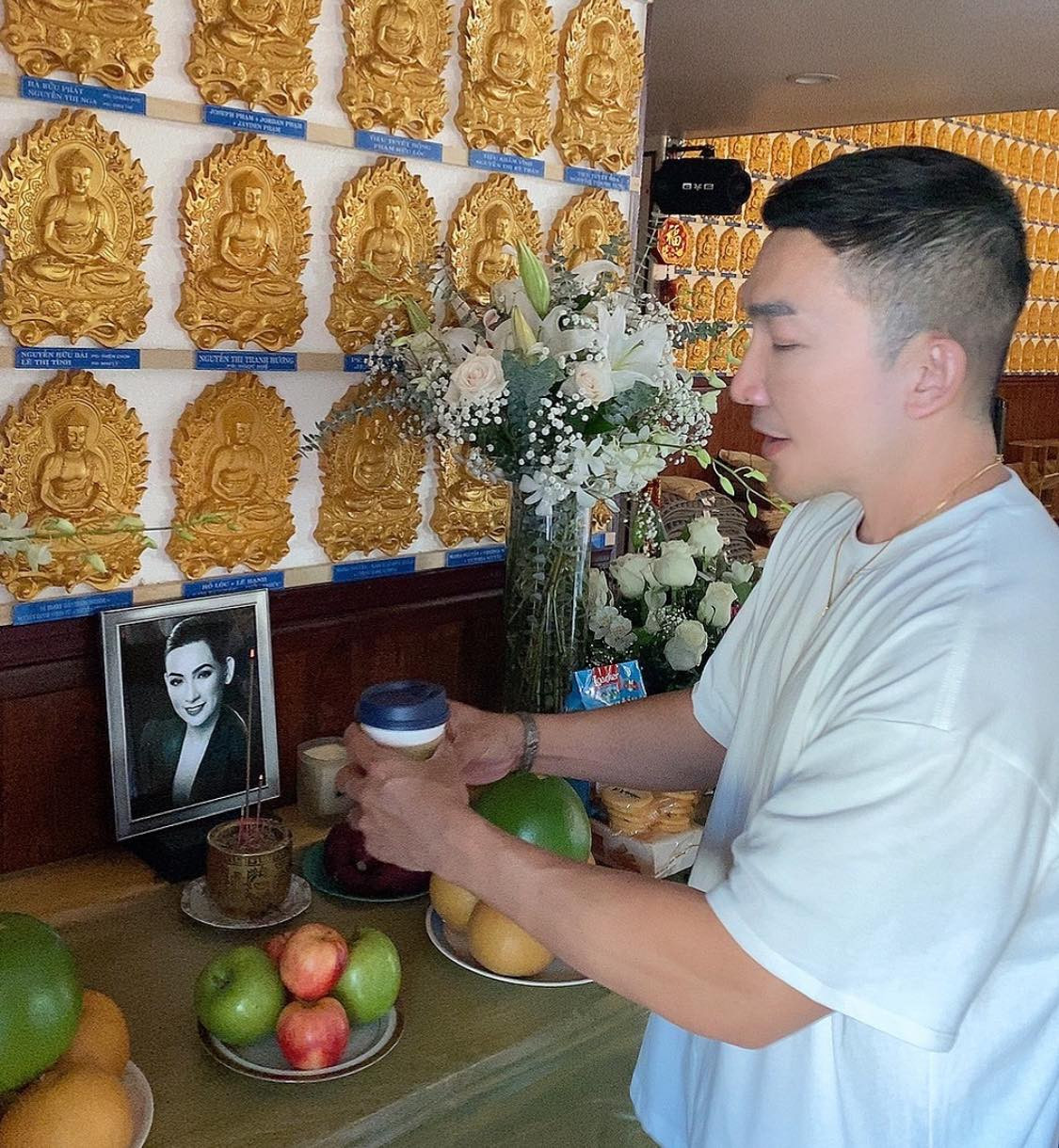 Nhật Bình chia sẻ: "Bé Phi Nhung ơi, đứa em chăm sóc cho bé trong bệnh viện nhắn lại nên tui đem khoai lang mật đến cho bé nè... Cứ nghỉ ngơi bình yên nha bé. Cả nhà thương bé". Bên cạnh đó, người bạn này còn tiết lộ Phi Nhung có thói quen uống Capuchino vào buổi sáng nên anh cũng chuẩn bị cho bạn thân.