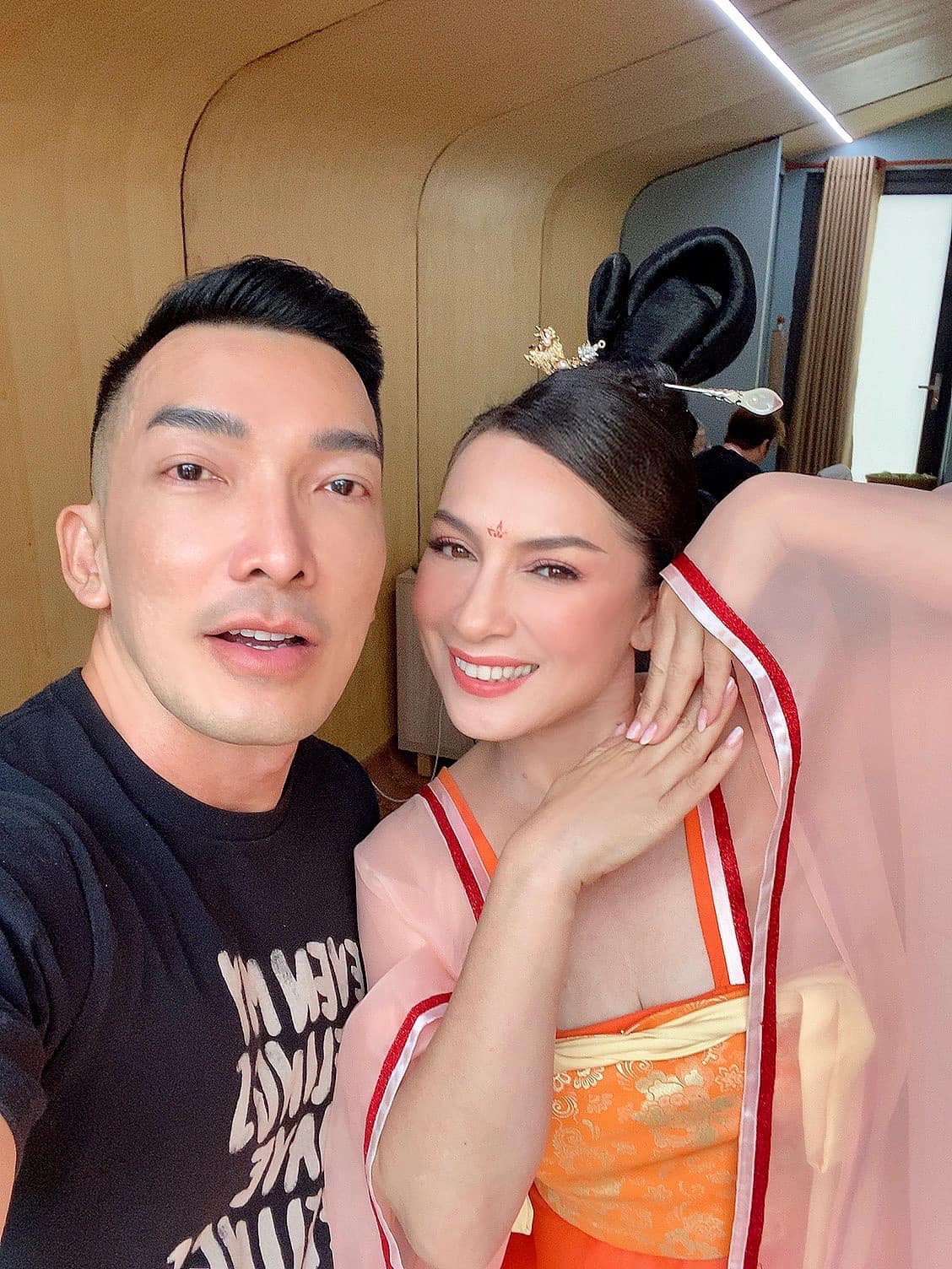 Trong lễ cầu siêu, Thượng toạ Thích Đức Thiện gửi lời chia buồn và trao tặng bằng tuyên dương công đức, những đóng góp cho nữ ca sĩ mang pháp danh Tịnh Bình.