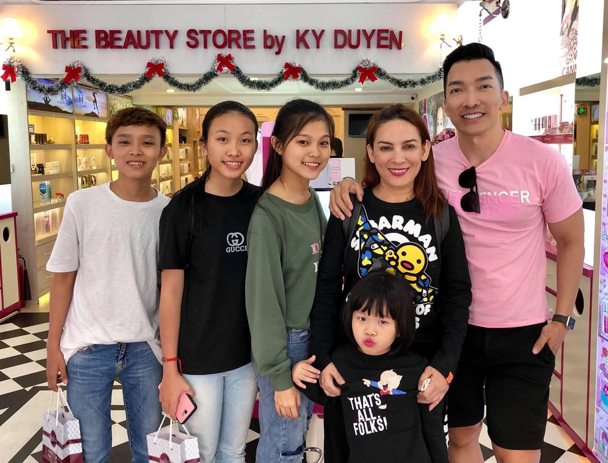 Nhật Bình từng khoe ảnh chụp cùng Phi Nhung và các con nuôi của nữ ca sĩ.