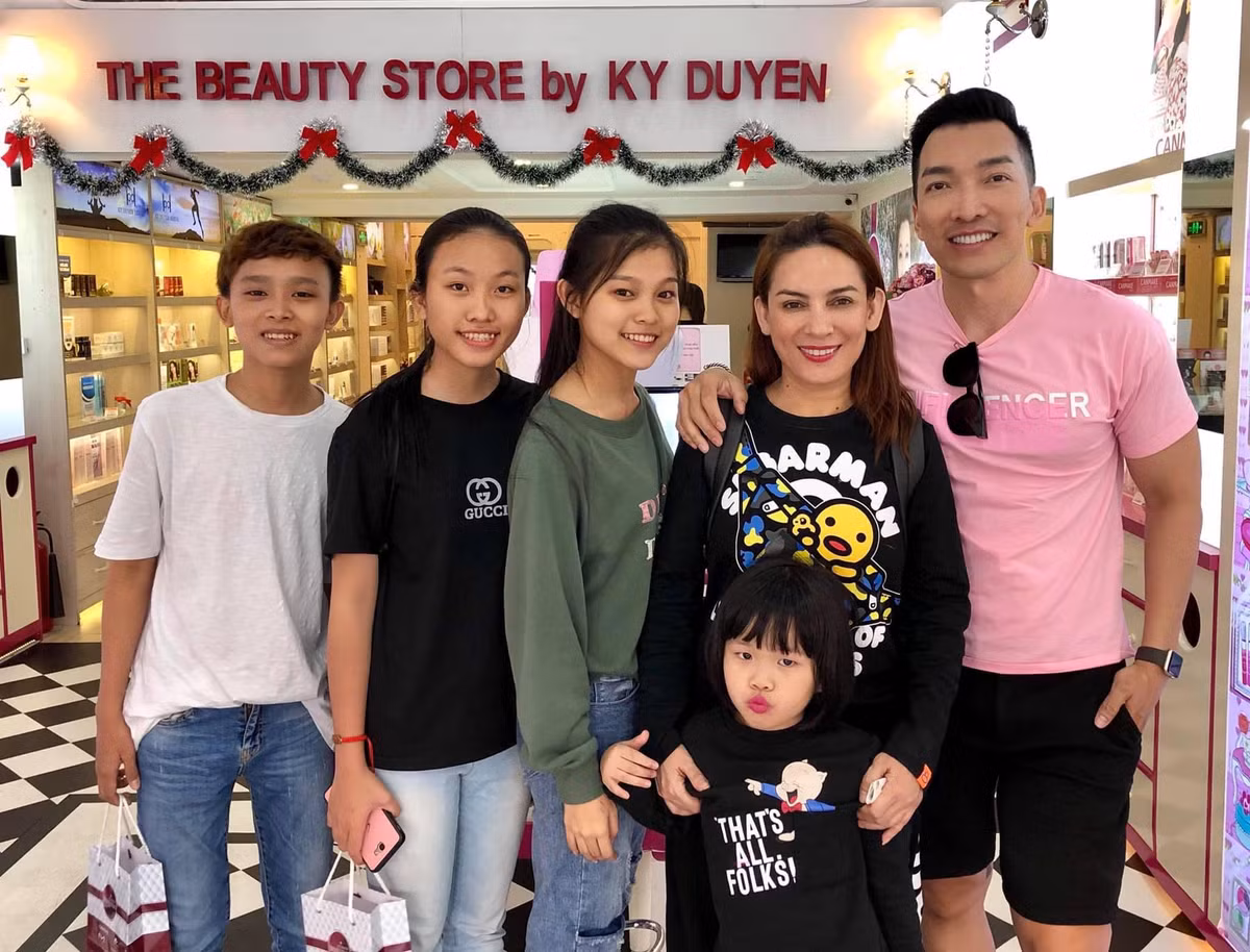 Nhật Bình từng khoe ảnh chụp cùng Phi Nhung và các con nuôi của nữ ca sĩ.