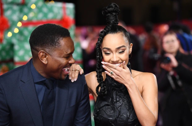 Chỉ khi đứng cạnh các bạn diễn và được che chắn giúp, Leigh-Anne mới tự tin cười nói và nhìn thẳng vào camera.