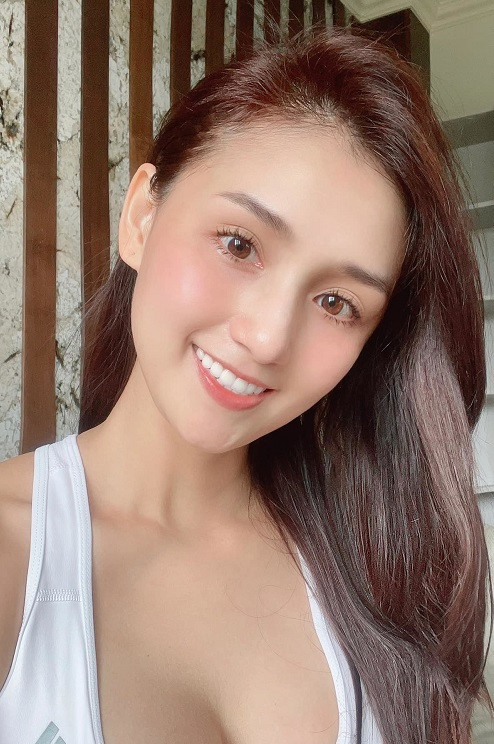 Lã Thanh Huyền khéo khoe vòng 1 căng tròn.