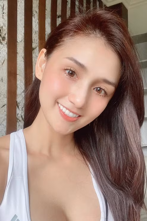 Lã Thanh Huyền khéo khoe vòng 1 căng tròn.