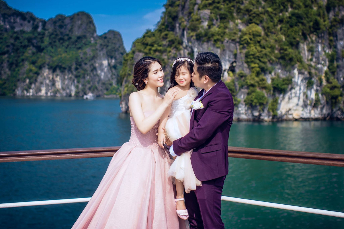 Mới đây, Minh Tiệp một lần nữa lên tiếng về câu chuyện vợ trẻ phải dậy từ 5h sáng bóp chân cho mẹ chồng. Chia sẻ với Vietnamnet, Minh Tiệp cho biết: "Tôi hay tâm sự với vợ, mẹ đã già không biết sống được đến khi nào nên khi nào có thời gian tranh thủ trò chuyện, quan tâm tới mẹ nhiều nhất có thể. Mẹ tôi tuổi cao nên thường dậy sớm như một thói quen. Tôi không ngờ, vợ lại tự nguyện dậy sớm để bóp chân trò chuyện với mẹ như một cách quan tâm chứ không ai ép buộc cô ấy cả".