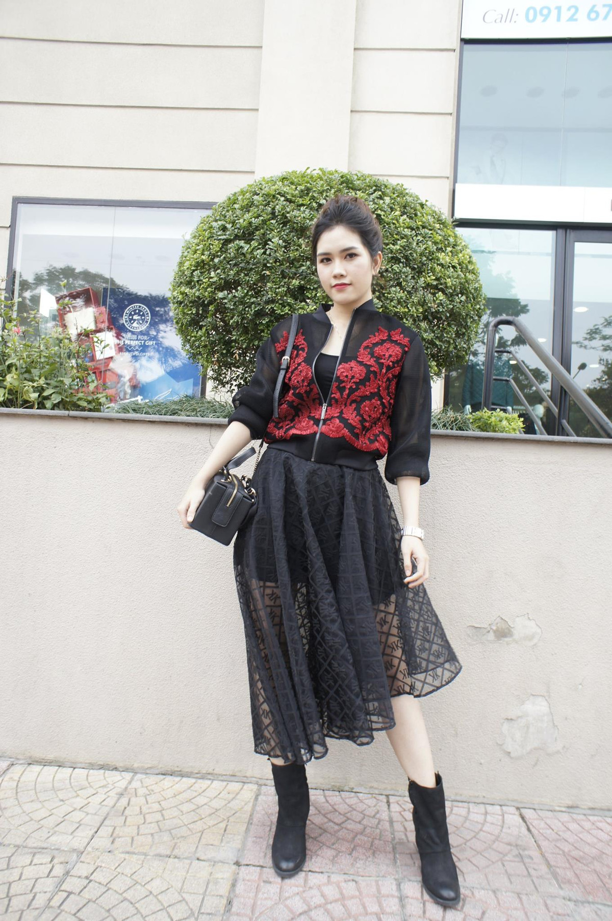 Minh Tiệp cho biết, ngày nào Thùy Dương cũng dậy từ 5h, xuống phòng bóp chân cho mẹ, rồi đi nấu ăn. Mãi đến lúc vợ bầu to anh mới xin phép mẹ để vợ không phải dậy từ 5h nữa. Tuy nhiên, dù được mẹ chồng đồng ý, Thùy Dương vẫn dậy sớm và thực hiện công việc.