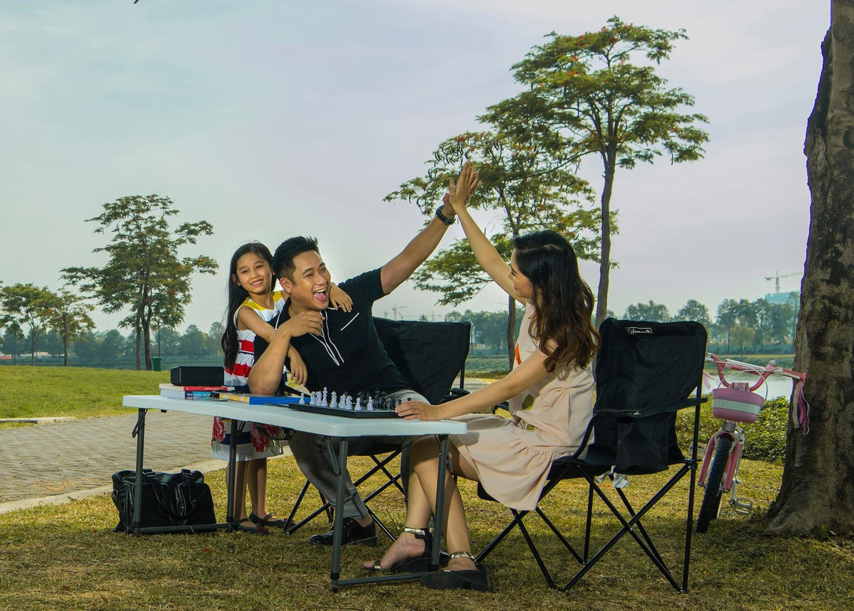 Hành động của vợ Minh Tiệp gây tranh cãi. Về phía Minh Tiệp anh bênh vực mẹ và bà xã: "Quan trọng nhất là Dương cảm thấy hạnh phúc với điều đó. Còn chuyện bóp chân chỉ là cái cớ thôi, thực ra tôi nghĩ đó là cơ hội để 2 mẹ con tâm sự chia sẻ với nhau".