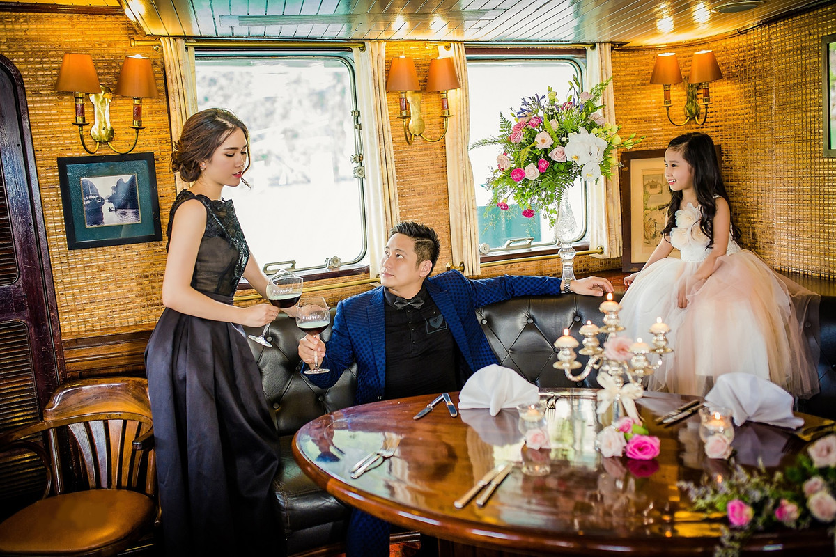 Nam diễn viên bày tỏ, mẹ anh không phải người quá áp đặt, chỉ là bà quen dậy sớm. Còn Thùy Dương cũng thường xuyên dậy sớm tập thể dục nên việc đó không khó khăn gì.