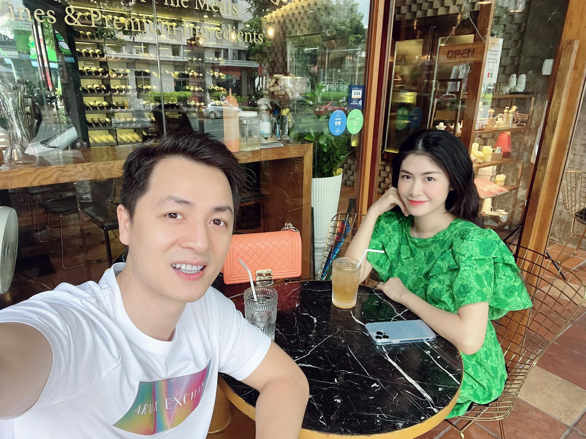 Thủy Anh - Đăng Khôi đã có 16 năm bên nhau, 8 năm hôn nhân. Vợ Đăng Khôi nhớ lại ấn tượng về ông xã: "Hồi lớp 7, mình cầm tờ báo HHT trên tay, khi ấy boyband Newstars vừa mới ra mắt. Có một anh chàng răng khểnh làm mình cứ ngắm mãi vì đẹp trai quá, ước một lần được gặp anh ấy ngoài đời. Thế rồi mười mấy năm sau, chính chàng trai đó cầm trên tay chiếc nhẫn cầu hôn, xin bố mẹ đưa mình vào Sài Gòn. 20 tuổi mới biết yêu rồi va ngay vào Đăng Khôi như một định mệnh. Mình rất tin vào nhân duyên, nếu không phải đúng người, đúng thời điểm thì sẽ không bao giờ là vợ chồng".