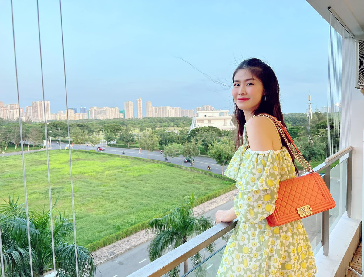 Đáp lại chồng, vợ Đăng Khôi chia sẻ, căn nhà này là niềm mong ước của cô từ lâu: "Mỗi ngày chạy bộ qua cứ thầm thì với chồng giá mà sau này mình có 1 căn để ngắm hoàng hôn, rồi sau này để cho Ken, ĐA bắt đầu cuộc sống riêng từ nơi đây nhỉ. Thế là nhân duyên lại giúp chồng mình có được căn góc view đẹp hiếm hoi ở đây".