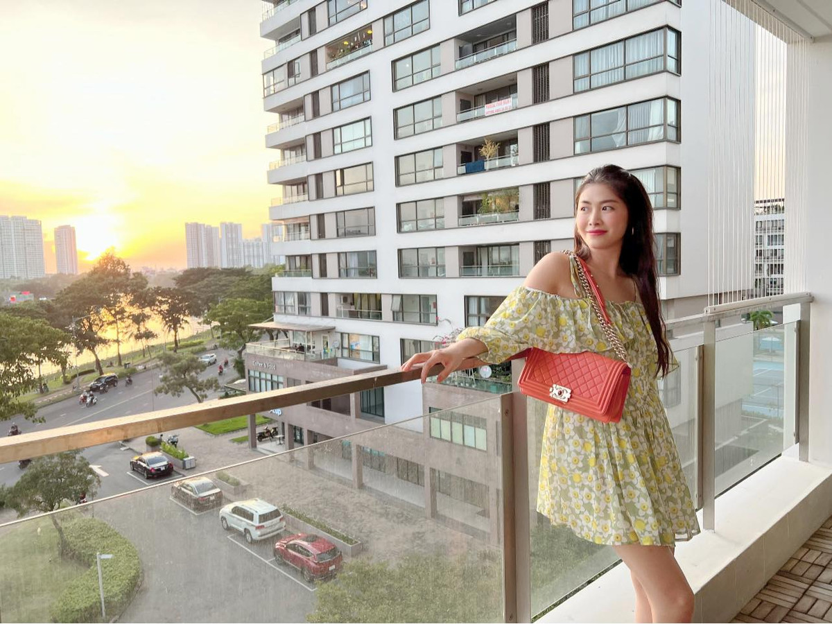 Nam ca sĩ chia sẻ, đây là căn góc view sông, view bến du thuyền, rộng 160m2, vị trí đẹp nhất, sáng ngắm bình minh, chiều ngắm hoàng hôn.