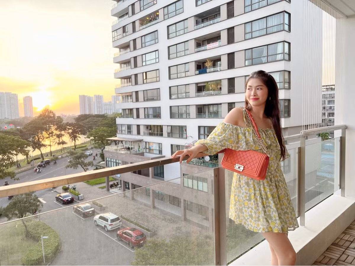 Nam ca sĩ chia sẻ, đây là căn góc view sông, view bến du thuyền, rộng 160m2, vị trí đẹp nhất, sáng ngắm bình minh, chiều ngắm hoàng hôn.