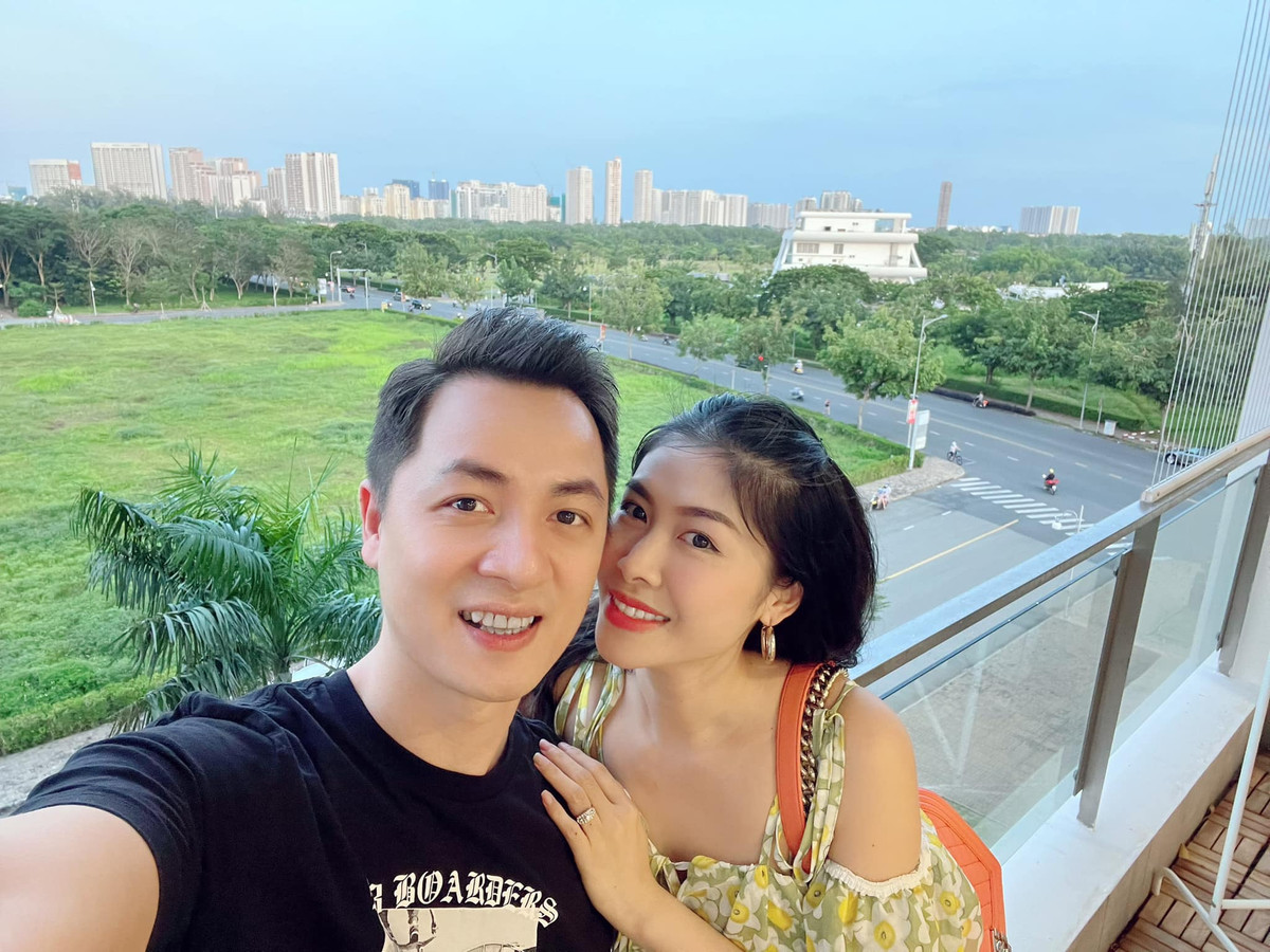 "Mình thích đánh úp để thấy nụ cười và vẻ mặt bất ngờ ngơ ngác của vợ. Hẹn đi Starbuck chỗ thân quen, rồi dắt thẳng lên nhà và tặng luôn. Món quà tặng vợ kỷ niệm ngày 13/11/2021, đánh dấu kỷ niệm 8 năm đám cưới vợ chồng mình nhé. Hành trình tình yêu của vợ chồng mình, chúng ta sẽ cố gắng mỗi ngày để càng thêm hoàn thiện và hạnh phúc hơn nhé", Đăng Khôi viết.