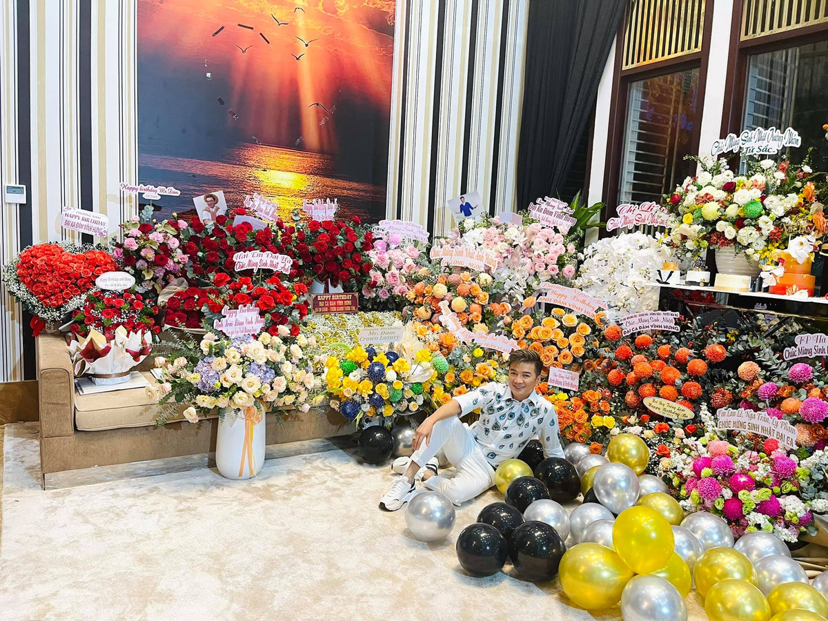 Do tình hình dịch bệnh nên sinh nhật năm nay Đàm Vĩnh Hưng không tổ chức, tuy nhiên bạn bè đồng nghiệp, người hâm mộ vẫn gửi quà tới tấp.
