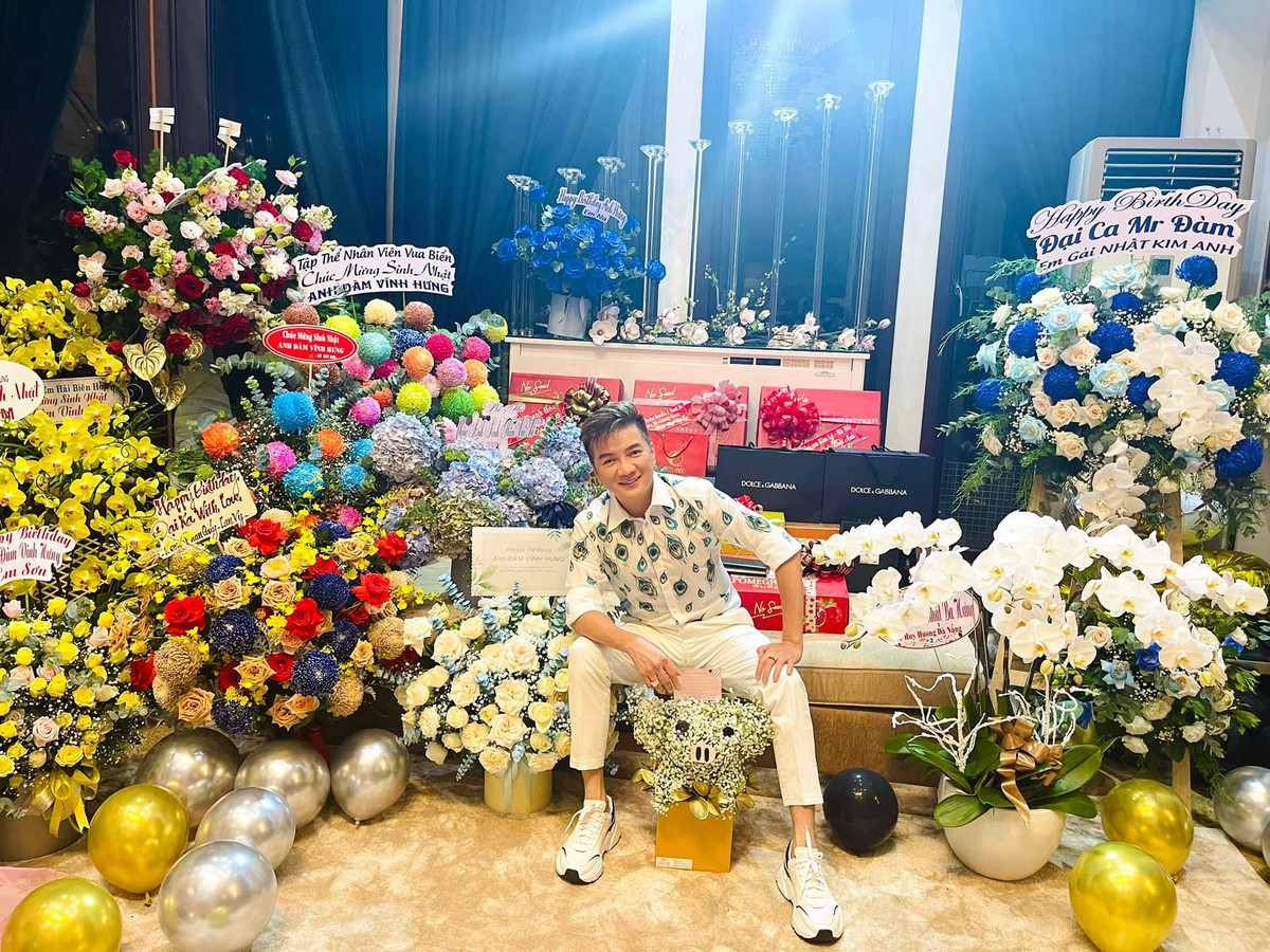 Hoa và quà được Đàm Vĩnh Hưng bày biện khắp nhà.