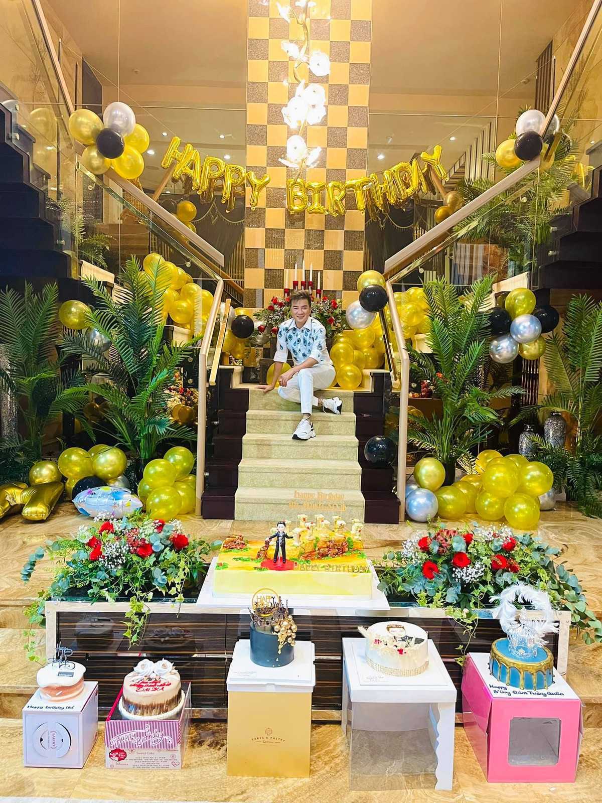 "Đời người mấy ai có ai được 2,3 lần sinh nhật 50? Cám ơn tất cả những lời chúc tốt đẹp nhất của những người thân yêu, bạn bè, anh chị em, đối tác, đồng nghiệp, fans và khán giả khắp nơi đã dành cho Hưng từ hôm qua đến hôm nay. Chỉ mong ngày vui không qua mau!", nam ca sĩ bày tỏ.