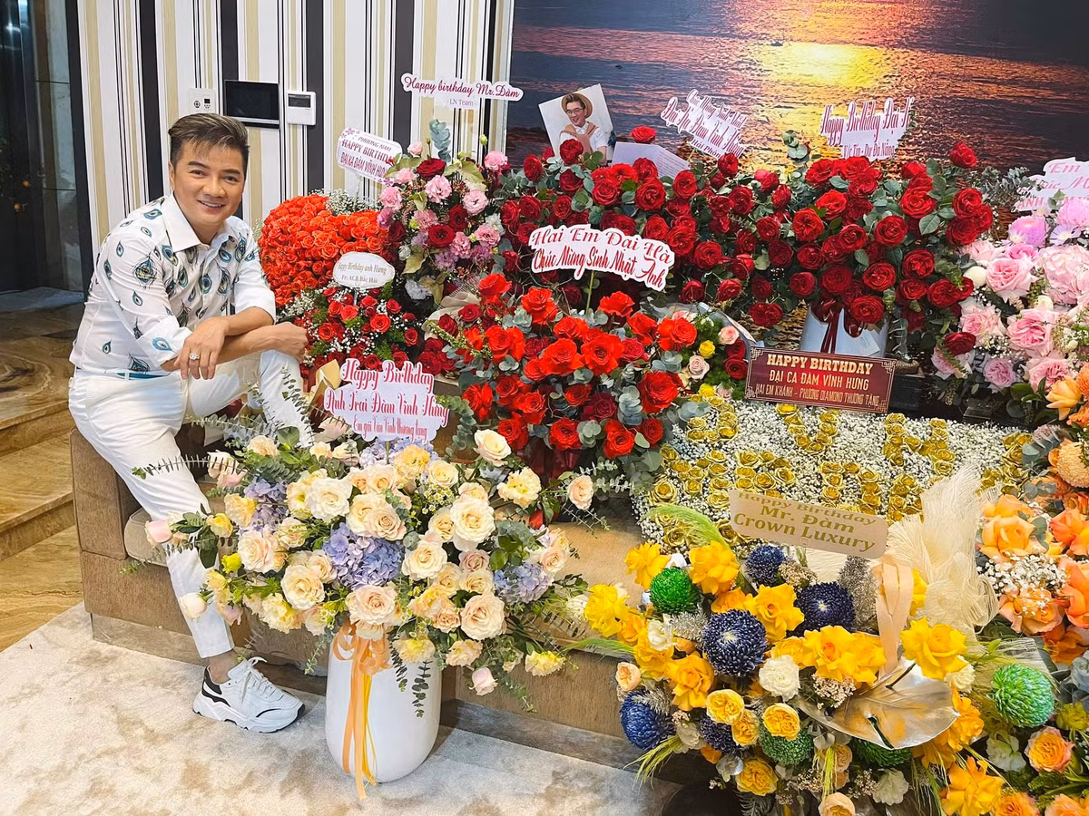 "Xin cám ơn tình yêu thương và những lời chúc có cánh trên chính từng trang FB cá nhân của rất nhiều fan khắp nơi!", Đàm Vĩnh Hưng xúc động.