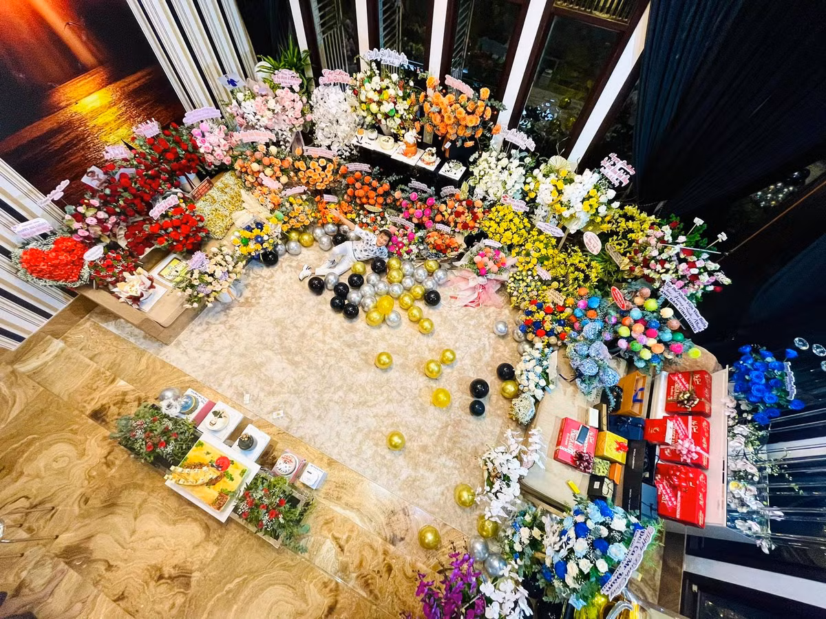 Dam Vinh Hung khoe biet thu ngap hoa, qua trong ngay sinh nhat