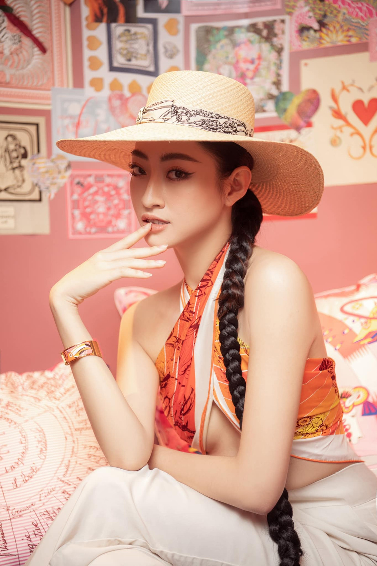 Nàng hậu chuộng mốt lấy khăn làm áo, khoe vòng eo thon thả.