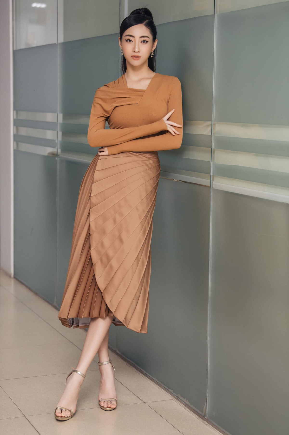 Trước đó, Lương Thùy Linh phải lên tiếng khi mặc hở bị gắn mác "gái hư".