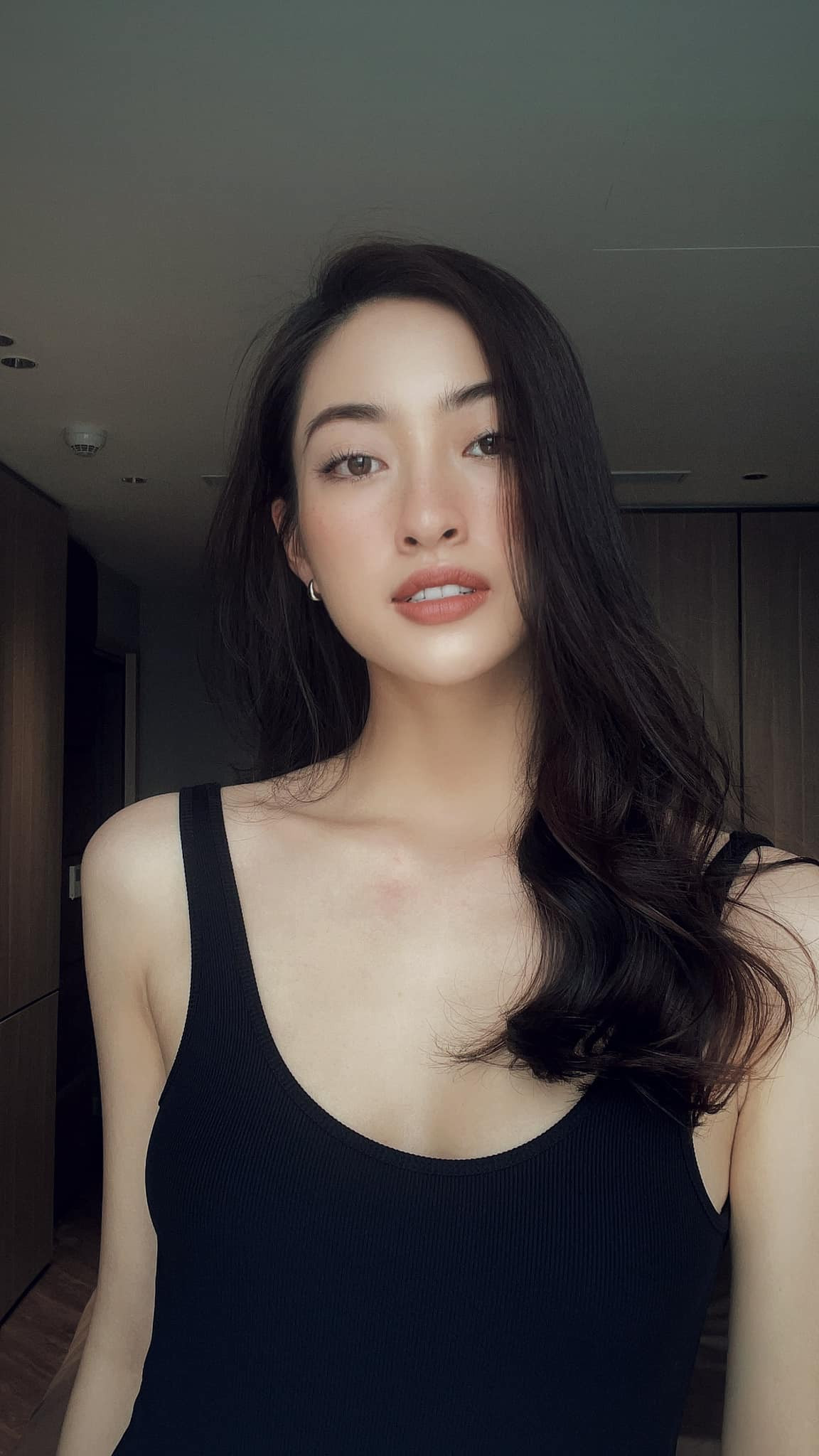 Đời thường cô nàng diện trang phục khá thoải mái.