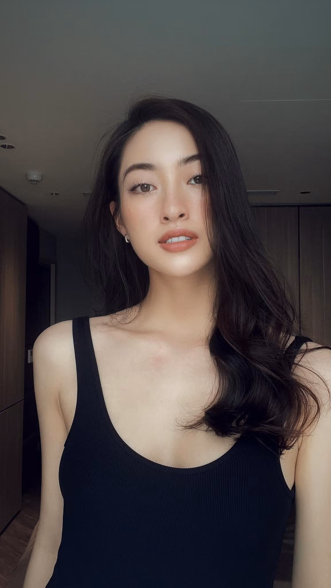 Đời thường cô nàng diện trang phục khá thoải mái.