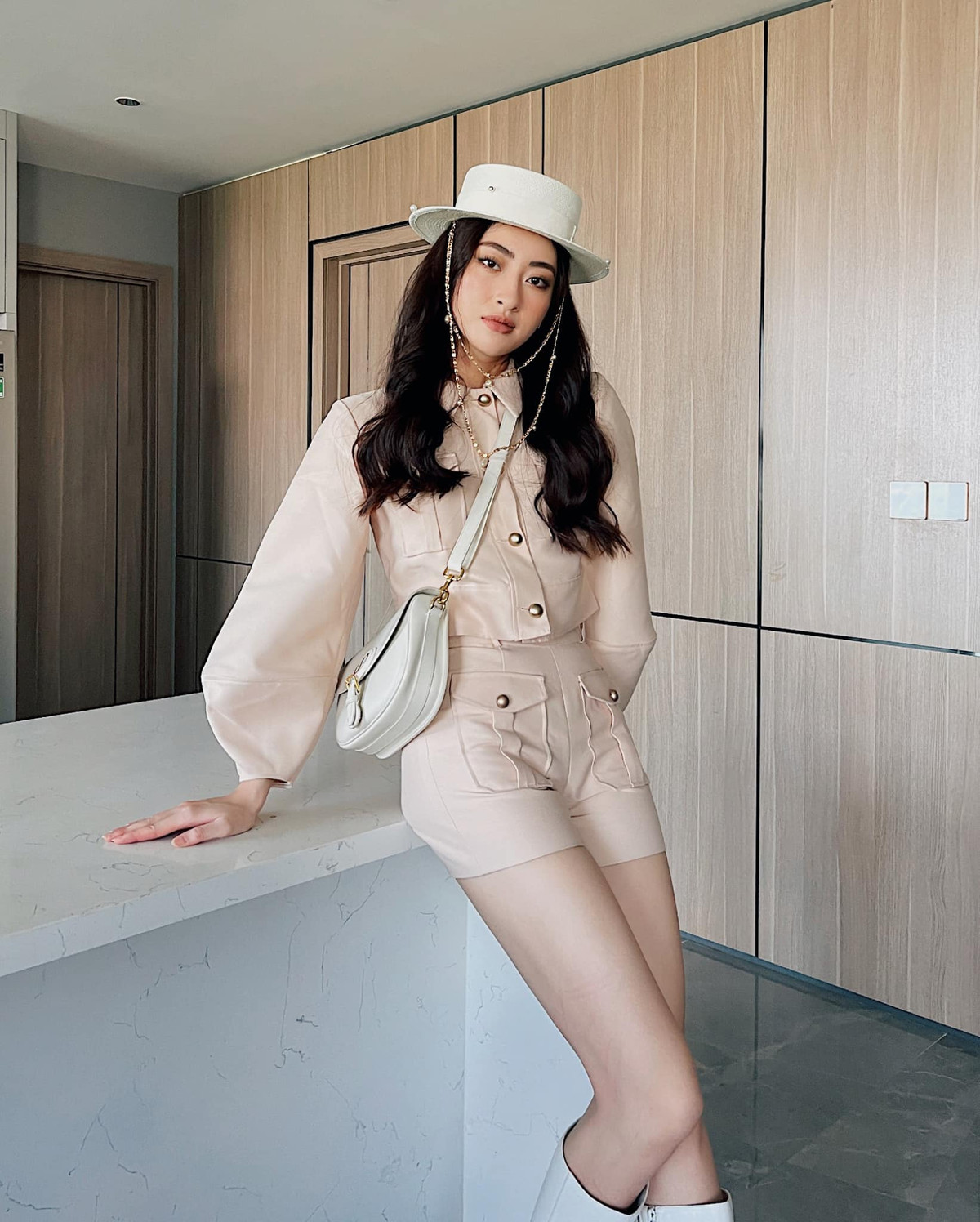 Cô nàng lúc sang chảnh kín đáo, khi nóng bỏng hút mắt.