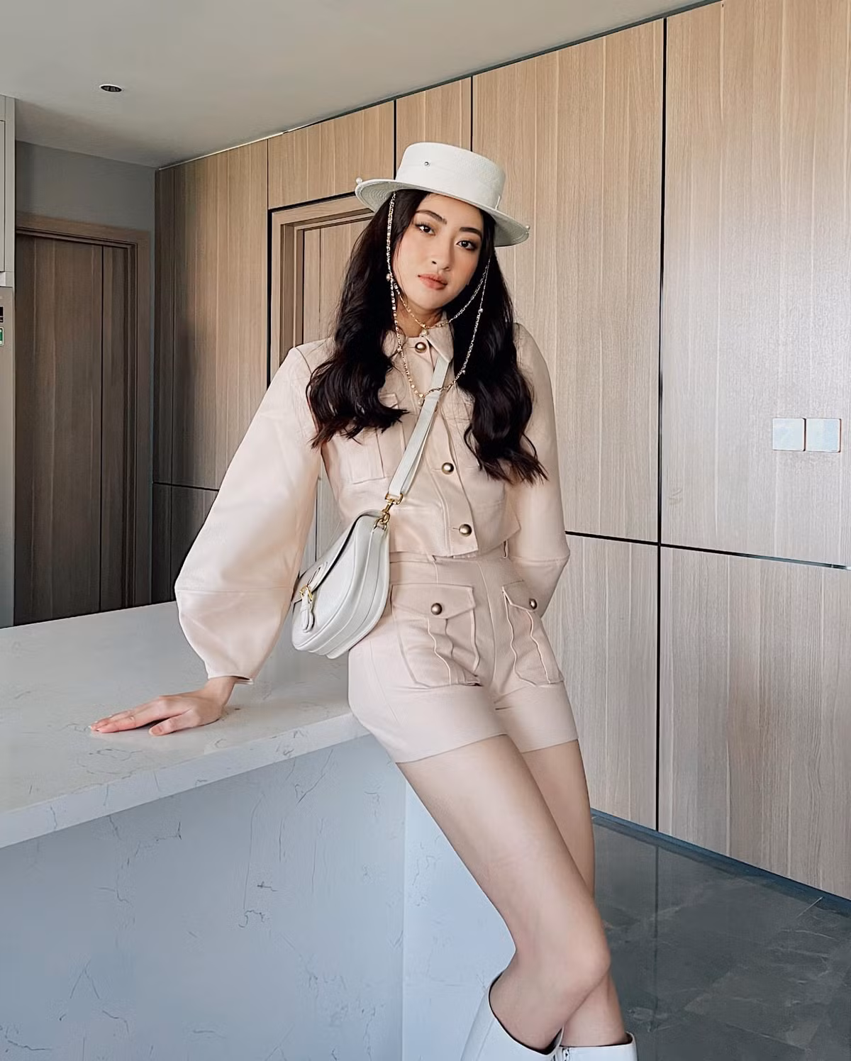 Cô nàng lúc sang chảnh kín đáo, khi nóng bỏng hút mắt.