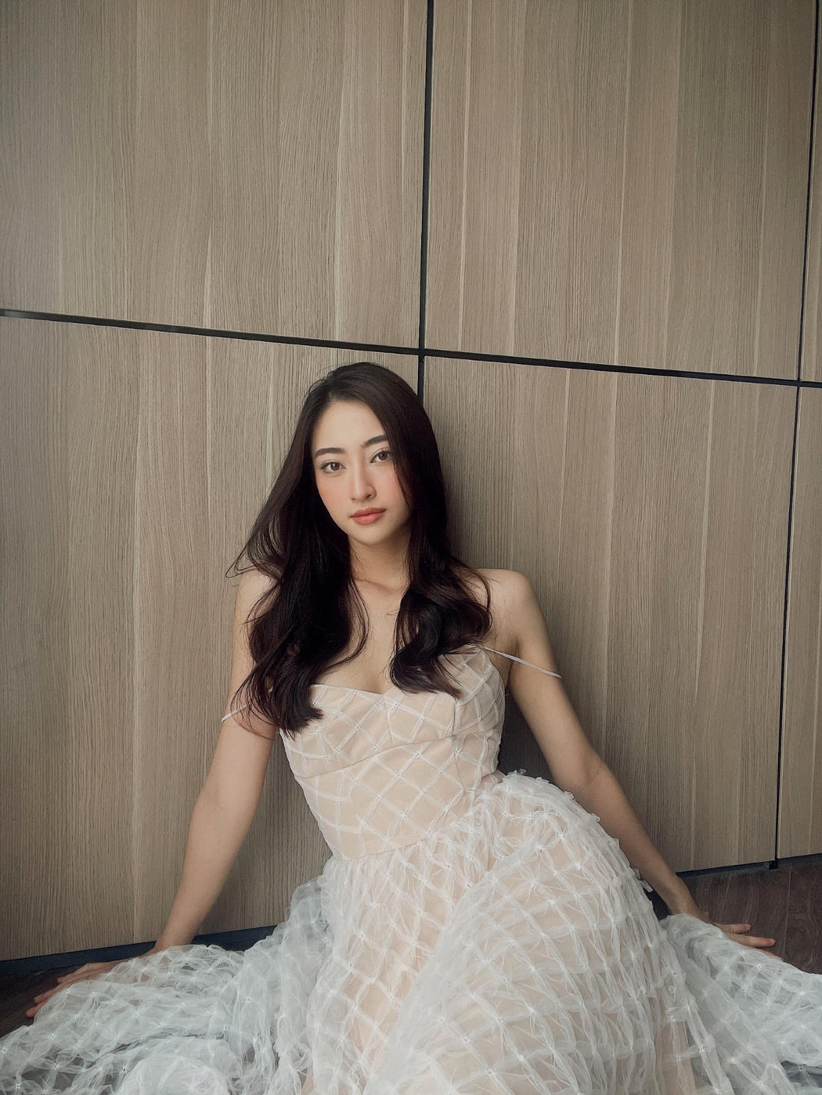 Hoa hậu Lương Thùy Linh được khen ngày càng thăng hạng nhan sắc sau đăng quang.