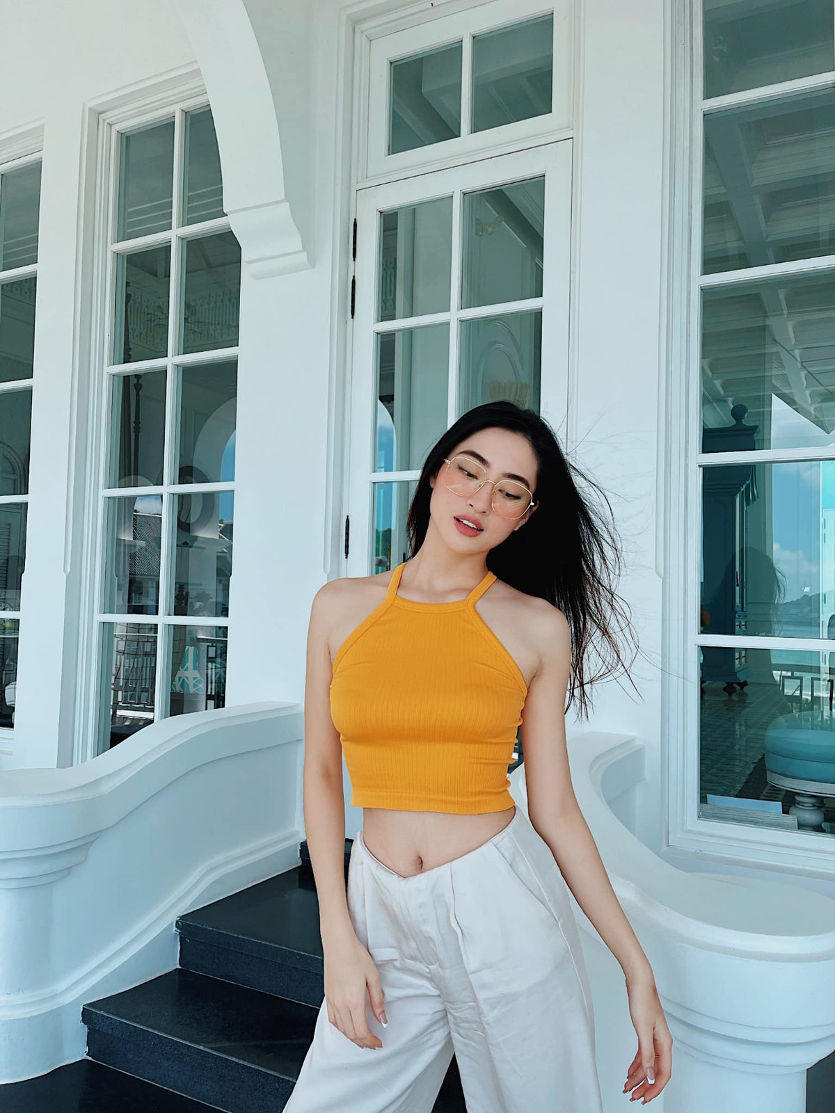 Với vóc dáng hoàn hảo, Lương Thủy Linh lựa chọn nhiều phong cách thời trang đa dạng, từ quyến rũ, sang trọng đến gợi cảm, nóng bỏng.