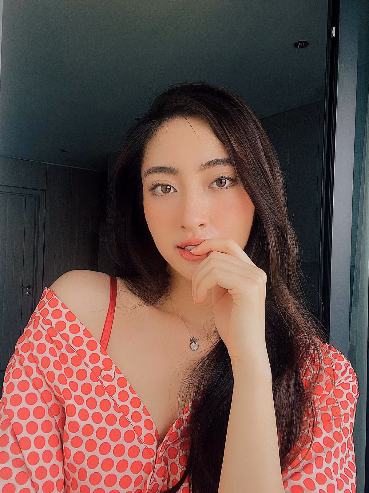 Việc hở bạo của Hoa hậu Thế giới Việt Nam 2019 gây tranh cãi. Nhiều người còn gắn mác "gái hư" cho Lương Thùy Linh khi cô mặc mẫu áo này.