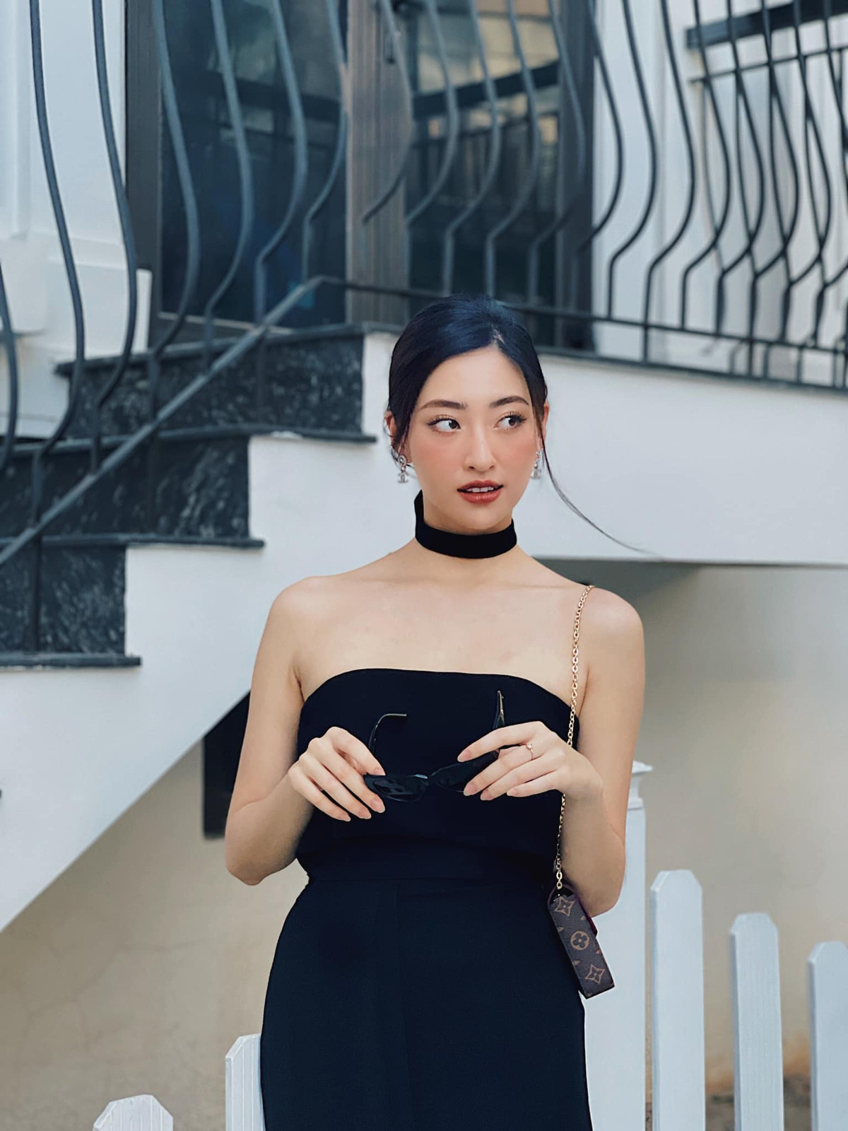 "Mình nghĩ chỉ dựa vào áo quần mà bị gắn mác "gái hư" thực sự là oan ức quả. Sexy là một phong cách, cũng như lịch sự và kín đáo vậy. Hãy coi đó là một sự bình đẳng và hãy tôn trọng cá tính cá nhân của mỗi người. Mặc dù ranh giới giữa sexy và phản cảm là rất mong manh, nhưng trên cương vị là một người của công chúng, một người hoạt động trong lĩnh vực thời trang và đặc biệt hơn là hoa hậu, Linh biết thế nào là phản cảm", người đẹp bày tỏ.