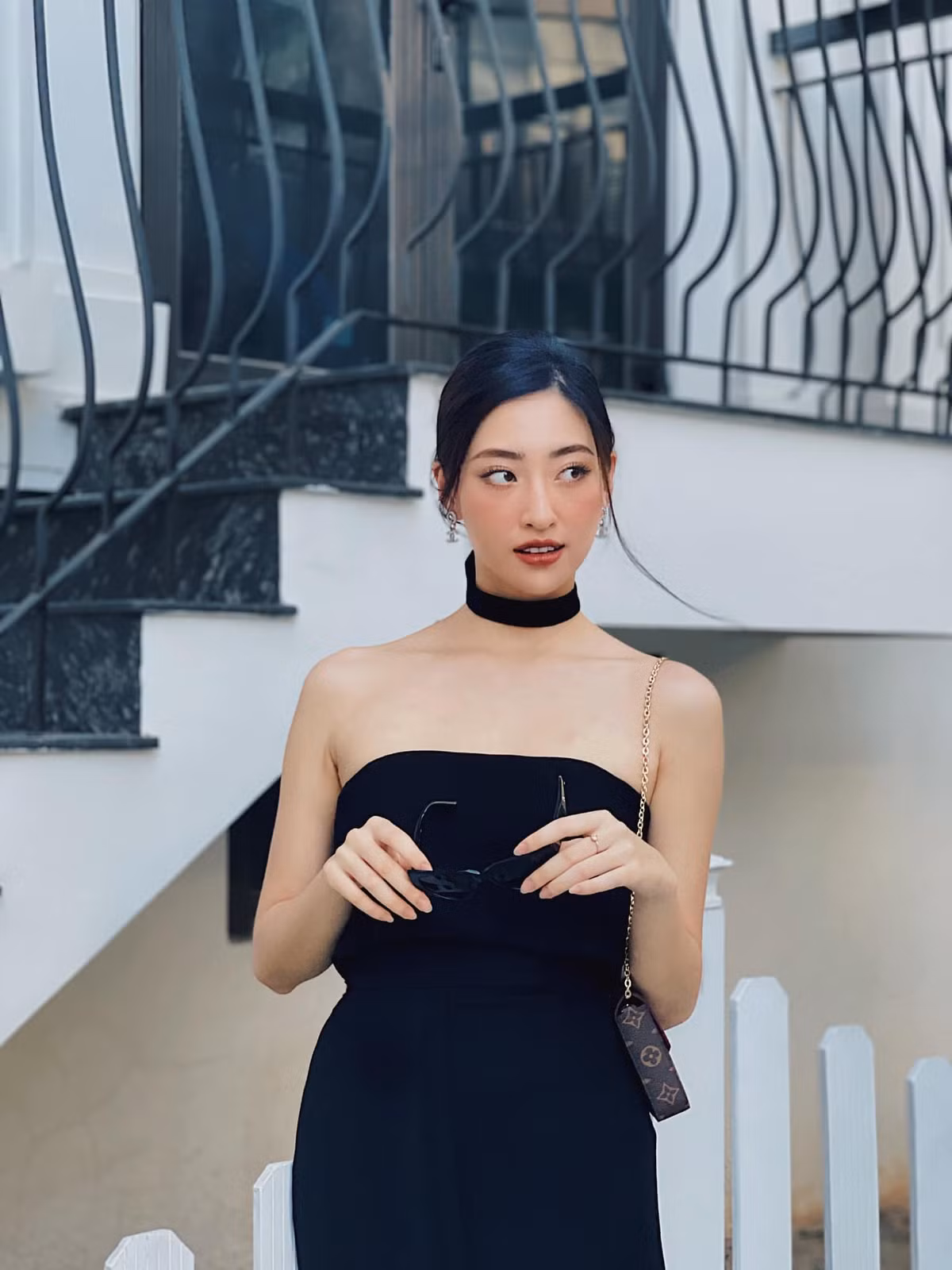 "Mình nghĩ chỉ dựa vào áo quần mà bị gắn mác "gái hư" thực sự là oan ức quả. Sexy là một phong cách, cũng như lịch sự và kín đáo vậy. Hãy coi đó là một sự bình đẳng và hãy tôn trọng cá tính cá nhân của mỗi người. Mặc dù ranh giới giữa sexy và phản cảm là rất mong manh, nhưng trên cương vị là một người của công chúng, một người hoạt động trong lĩnh vực thời trang và đặc biệt hơn là hoa hậu, Linh biết thế nào là phản cảm", người đẹp bày tỏ.