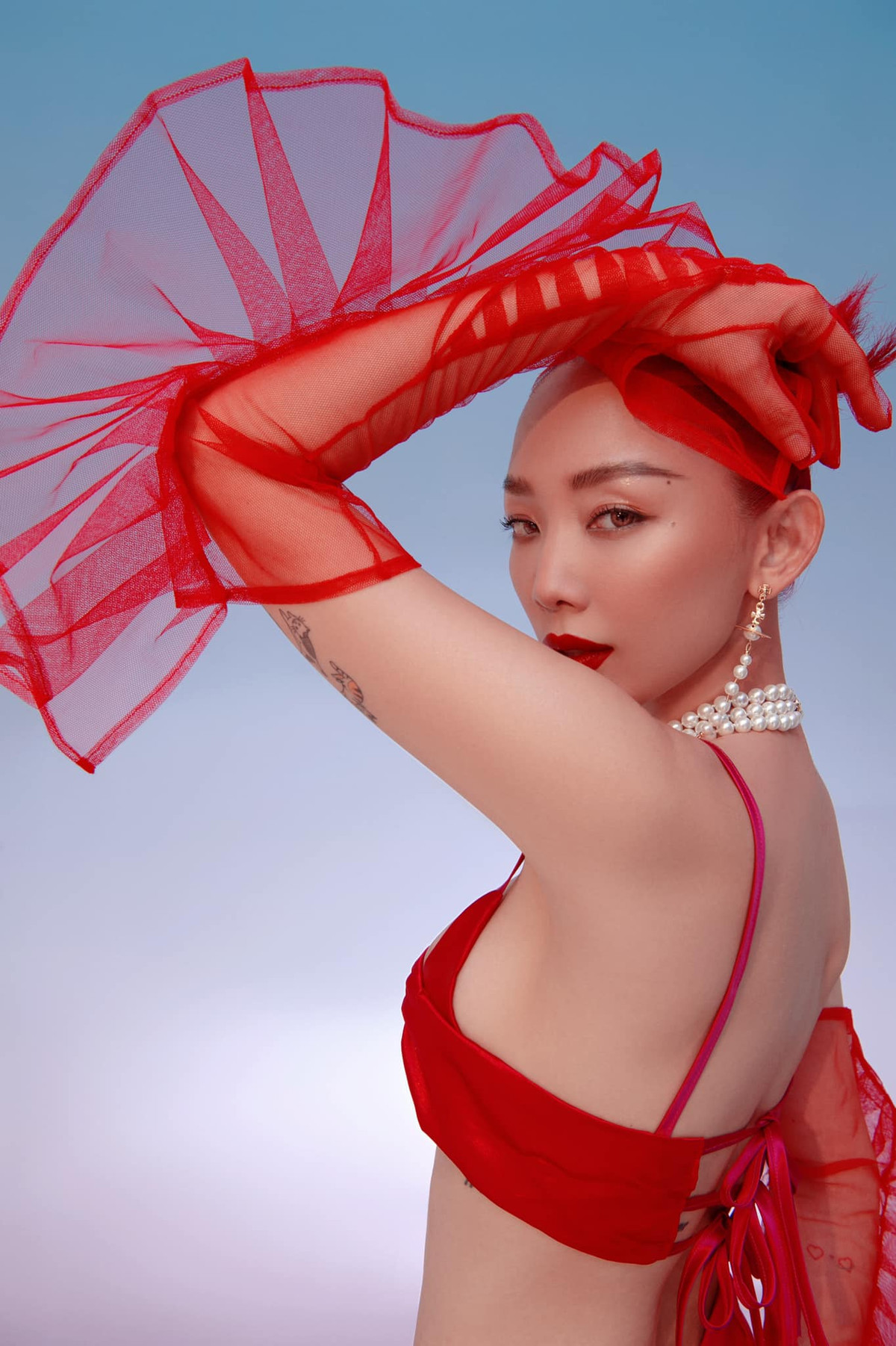 Thời gian gần đây ca sĩ Tóc Tiên ngày càng lên đồ gợi cảm khoe body bốc lửa.