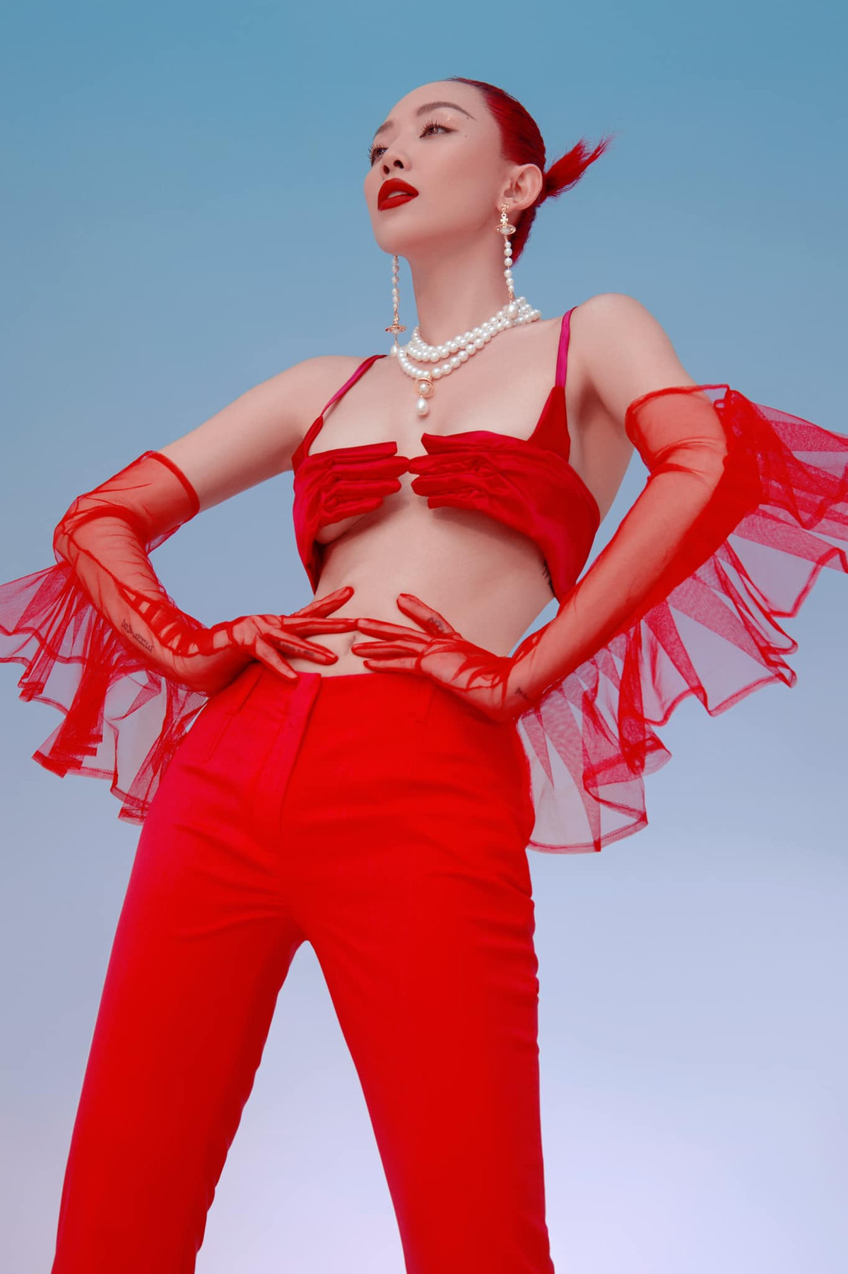 Bộ trang phục quá đỗi gợi cảm của nữ ca sĩ gây tranh cãi, người khen, kẻ chê.