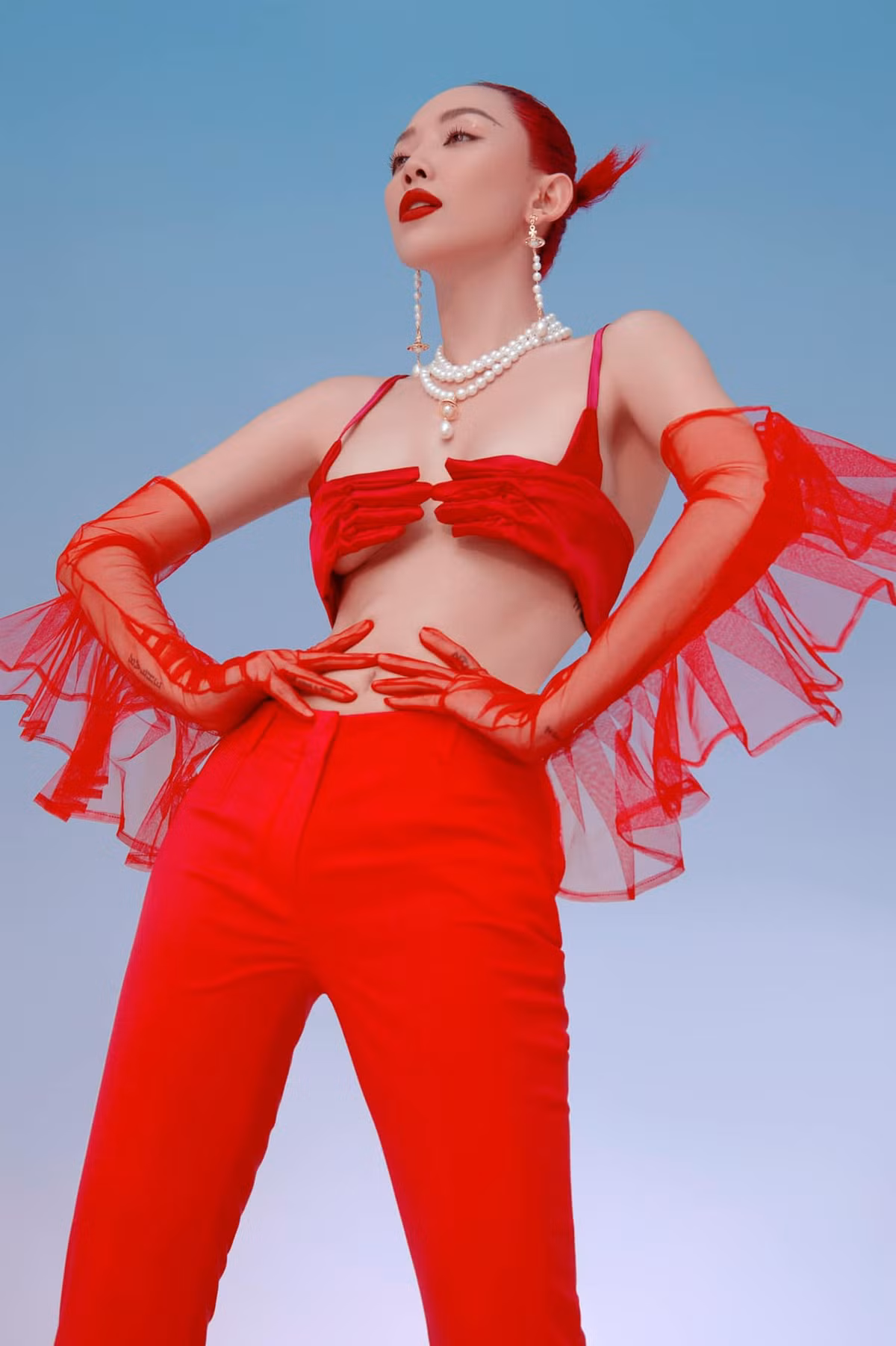 Bộ trang phục quá đỗi gợi cảm của nữ ca sĩ gây tranh cãi, người khen, kẻ chê.