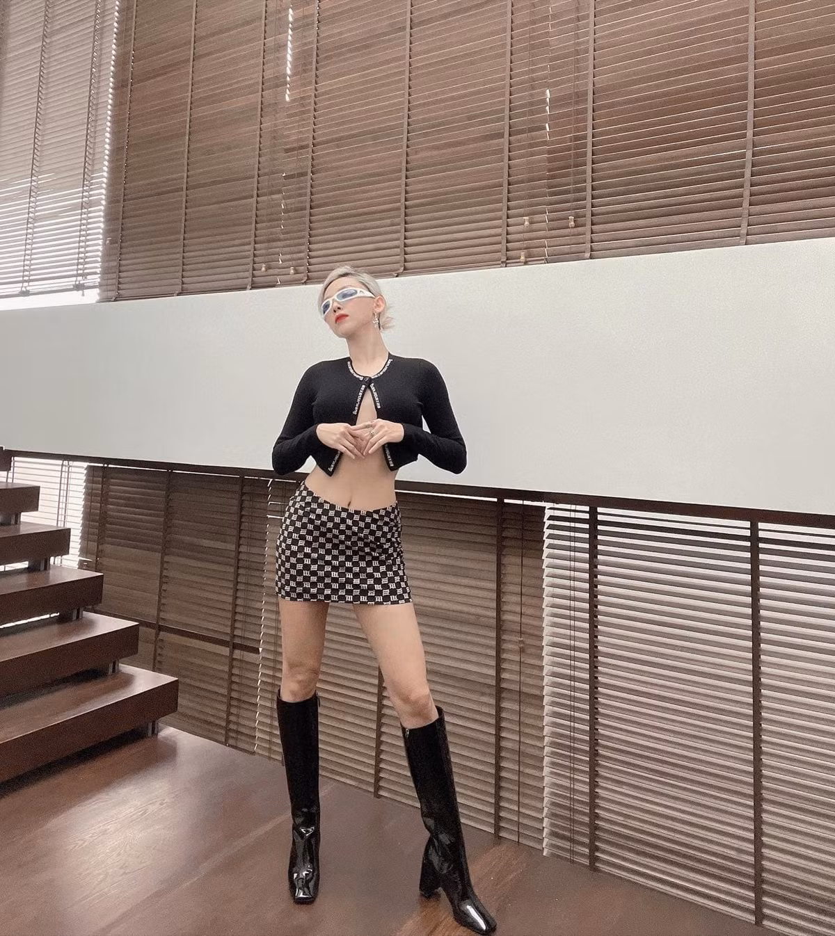 Những trang phục cắt xẻ táo bạo, các mẫu áo mạo hiểm thế này không phải cô nàng nào cũng dám thử.