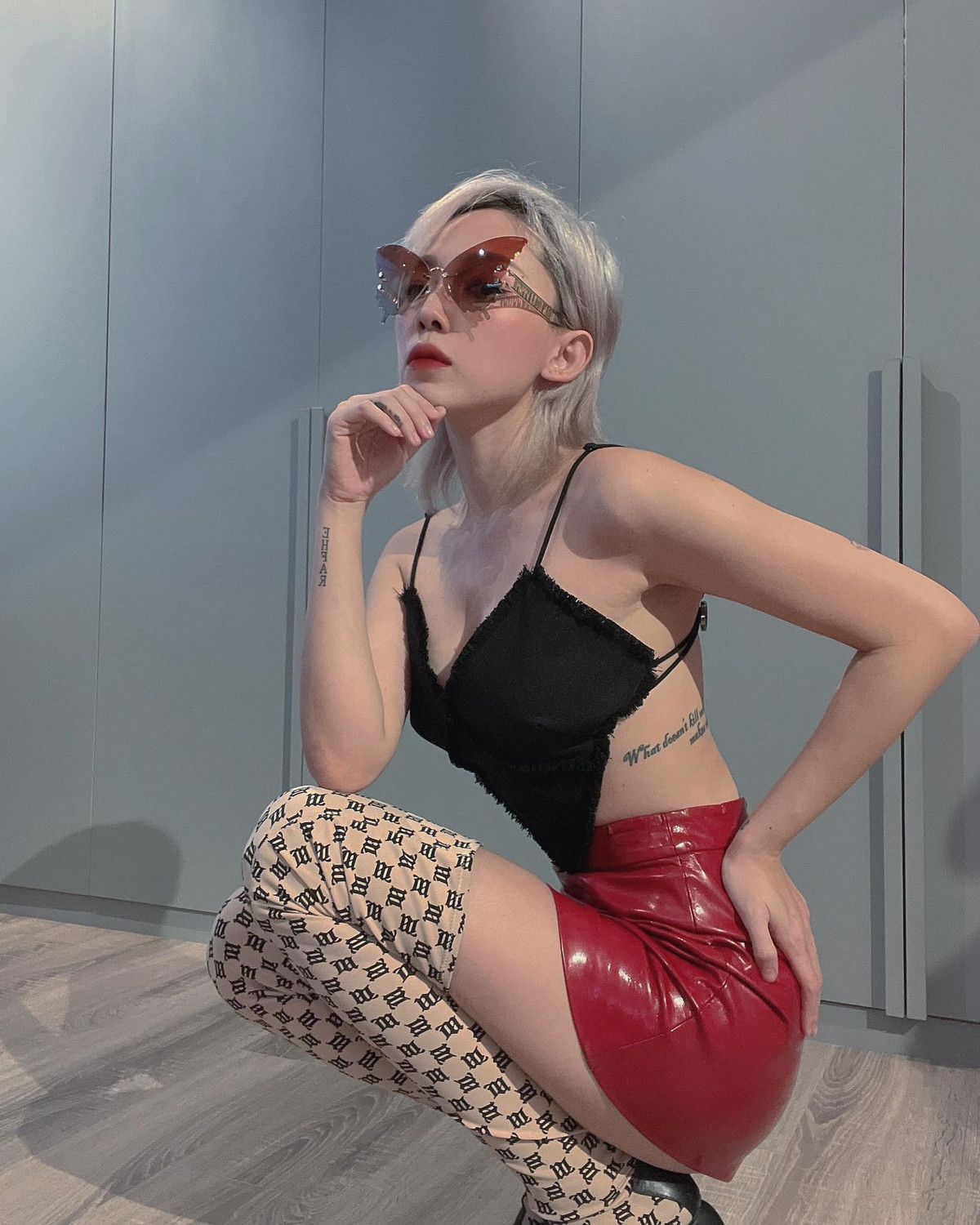 Giọng ca "Ngày mai" cân hết mọi loại trang phục từ quyến rũ, cá tính đến độc, dị.