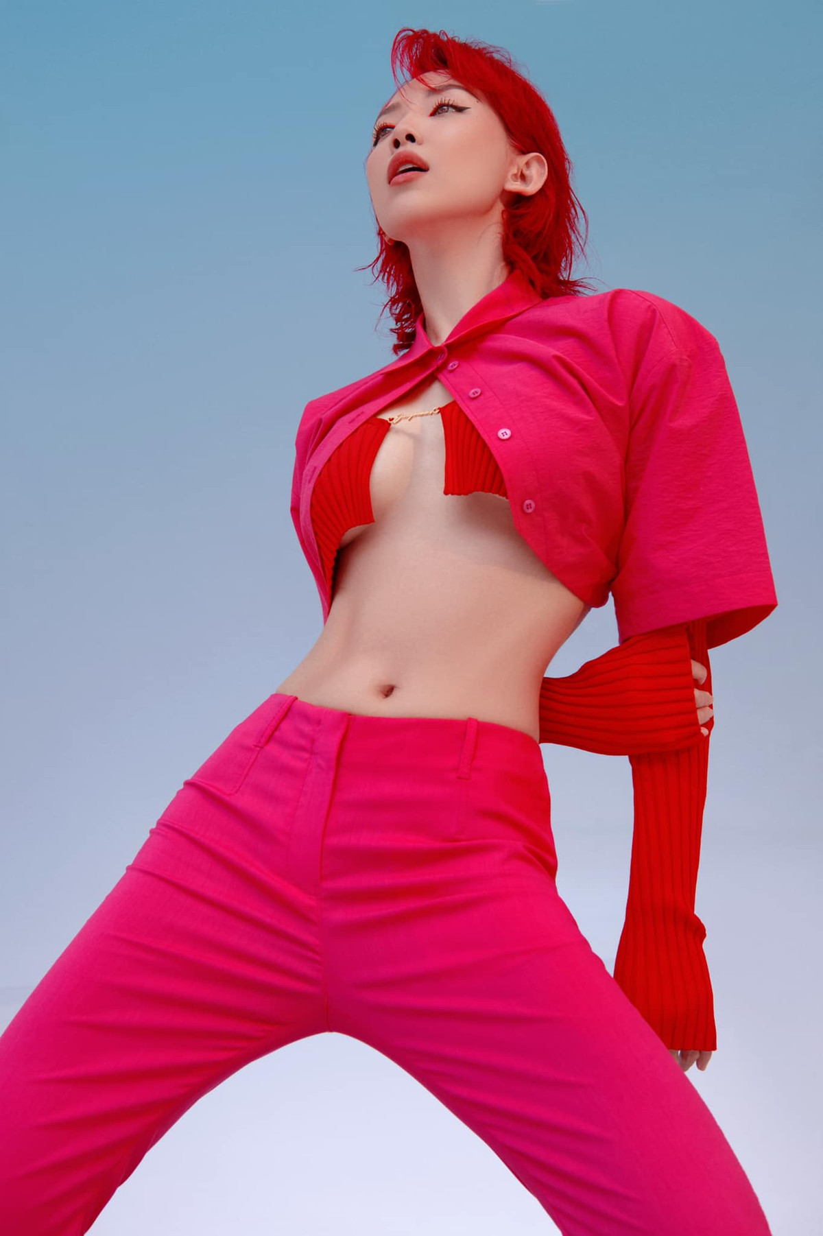 Dường như việc là "gái đã có chồng" không ảnh hưởng gì đến gu thời trang "hở bạo không đối thủ" của cô nàng.