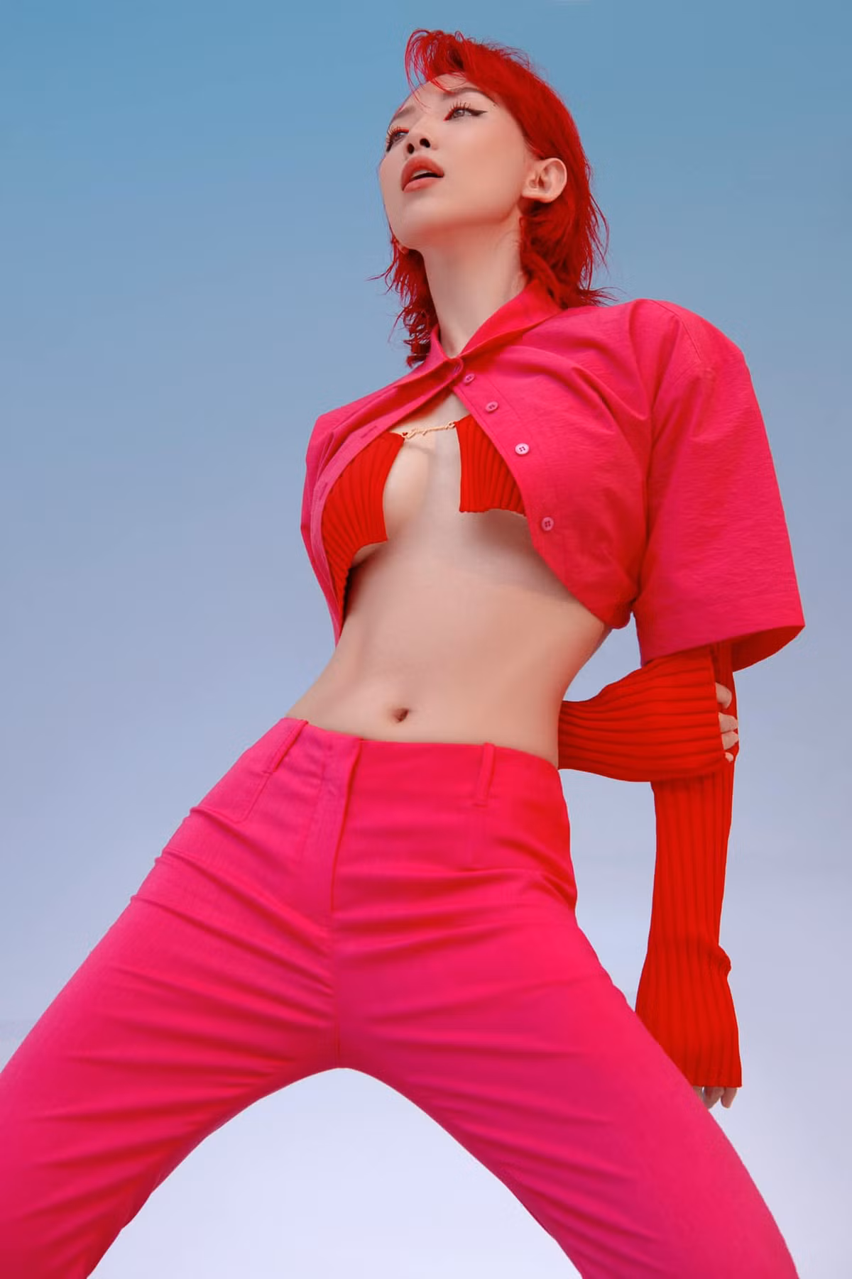 Dường như việc là "gái đã có chồng" không ảnh hưởng gì đến gu thời trang "hở bạo không đối thủ" của cô nàng.