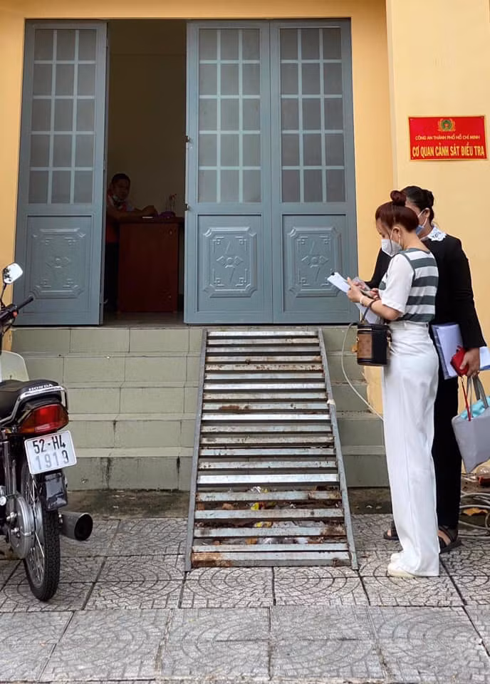 Mới đây, Vy Oanh thông báo, hồ sơ vụ án đã được cơ quan Cảnh sát điều tra - Công an TPHCM thụ lý. Cô cùng luật sư nộp đơn yêu cầu khởi tố vụ án và đã nhận được đơn xác nhận.