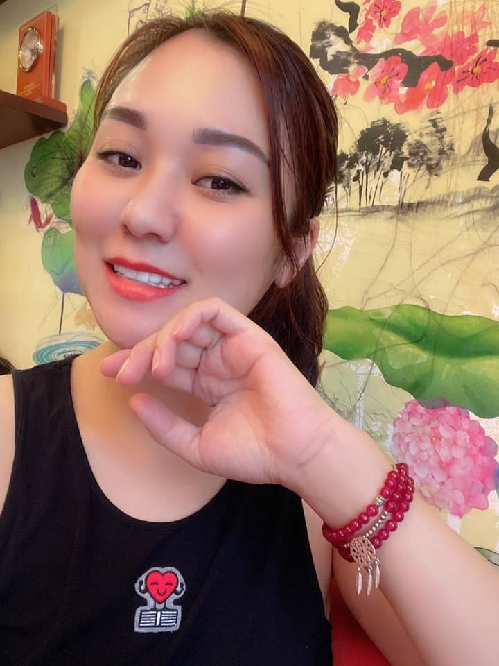 Minh Nguyệt viết trên trang cá nhân: "Tập thể thao trời mưa lạnh bao thích luôn các bác ạ. Mùa lạnh vốn dĩ mồ hôi đã ra ít rồi nên khi mà tập ướt sũng mồ hôi thì nó thích mê luôn, mỡ cũng theo đó mà đi cơ cũng theo gió mà đến".