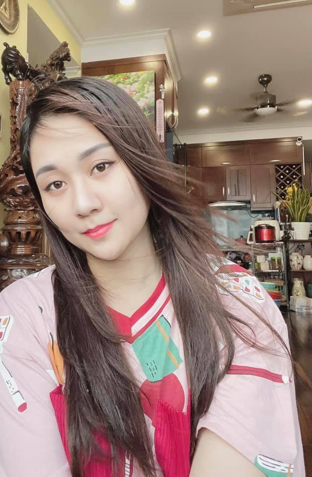 Cô từng tâm sự với VietNamNet: "Làm vợ anh Tự Long, tôi phải làm quen với nhiều thói quen mới của chồng cũng như những đặc thù công việc và hào quang của một người nổi tiếng mang lại. Tôi cũng thích nghi dần và tìm thấy những niềm vui trong đó. Anh Tự Long cũng thay đổi nhiều để phù hợp cũng như chia sẻ với tôi nhiều hơn nên tôi cảm thấy cuộc sống dễ chịu và không có phiền muộn gì về sự nổi tiếng của chồng".