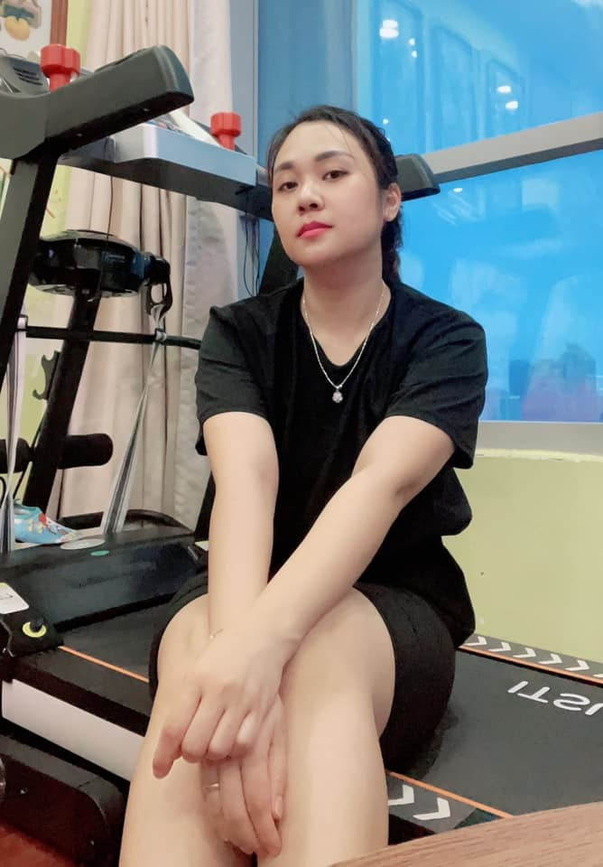 Ngoài ra, Minh Nguyệt còn chăm chỉ đăng ảnh khích lệ tinh thần tập luyện của bạn bè, đồng nghiệp: "Mỗi ngày một ảnh truyền cảm hứng tập thể thao đến cả nhà. Mưa gió hay nắng to cũng đừng bỏ tập nhé các bạn".