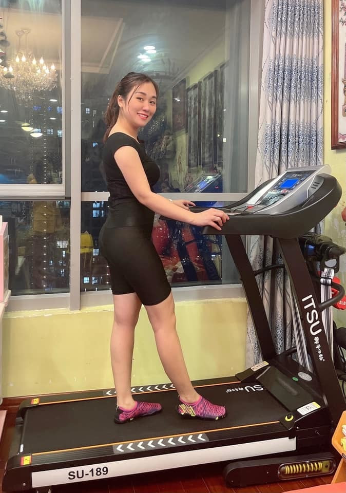 Nhờ duy trì tập luyện mà sức khỏe của bà xã Tự Long đã cải thiện rõ ràng. Cô ngủ ngon, vận động tốt, chân tay không đau mỏi, nhịp tim ổn định và vòng eo đang dần nhỏ lại.