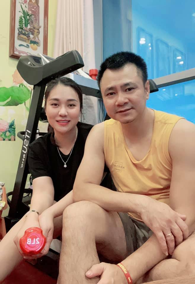 Thời gian gần đây, bà xã của NSND Tự Long thường xuyên chia sẻ những hình ảnh tập luyện thể dục tại gia của mình.