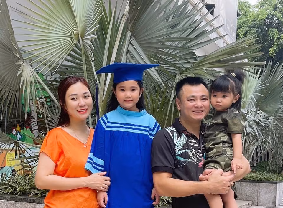 Minh Nguyệt là giảng viên khoa sân khấu điện ảnh của ĐH Văn hoá Nghệ thuật Quân đội, sở hữu nhan sắc trẻ trung, phúc hậu. Sau 6 năm kết hôn với NSND Tự Long, cô và nam nghệ sĩ đã có với nhau hai bé gái xinh xắn.