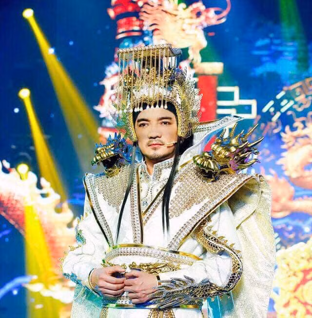 Mới đây Đàm Vĩnh Hưng thông báo anh từ chối lời mời tham gia chương trình Táo Quân của Đài truyền hình Vĩnh Long năm nay.